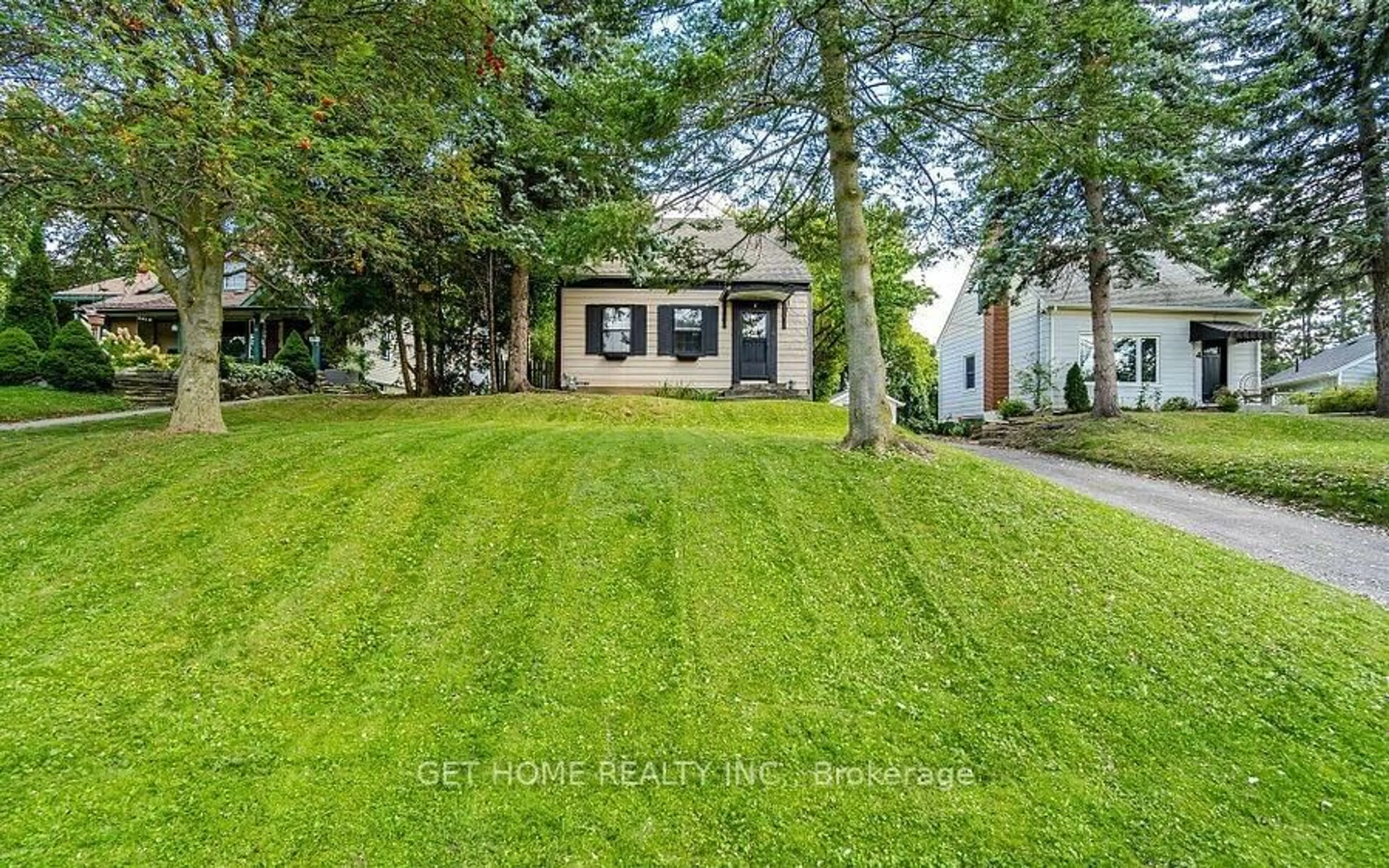 A pic from outside/outdoor area/front of a property/back of a property/a pic from drone, street for 6 John St, Halton Hills Ontario L7G 2J7