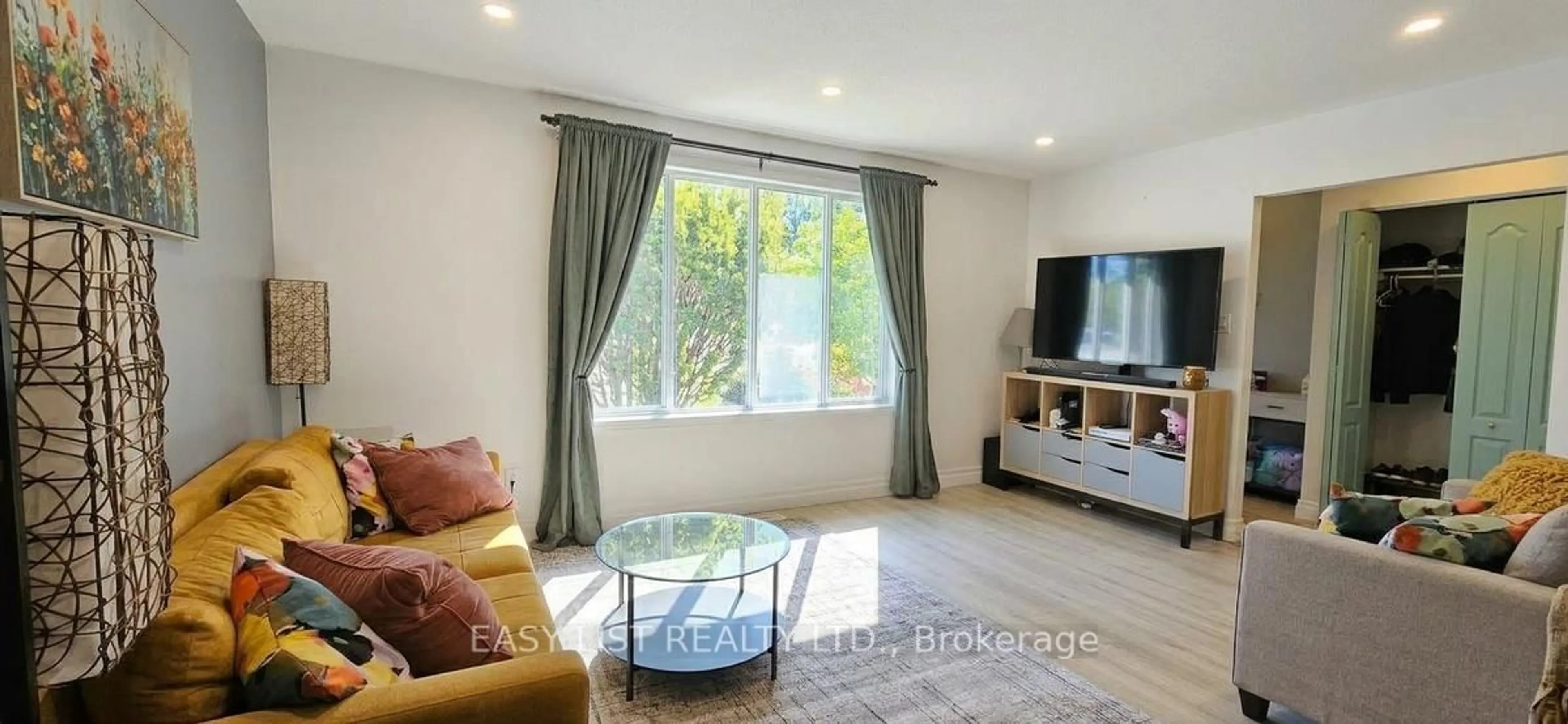 Living room with furniture, unknown for 1320 Odessa Cres, Oakville Ontario L6H 1R8