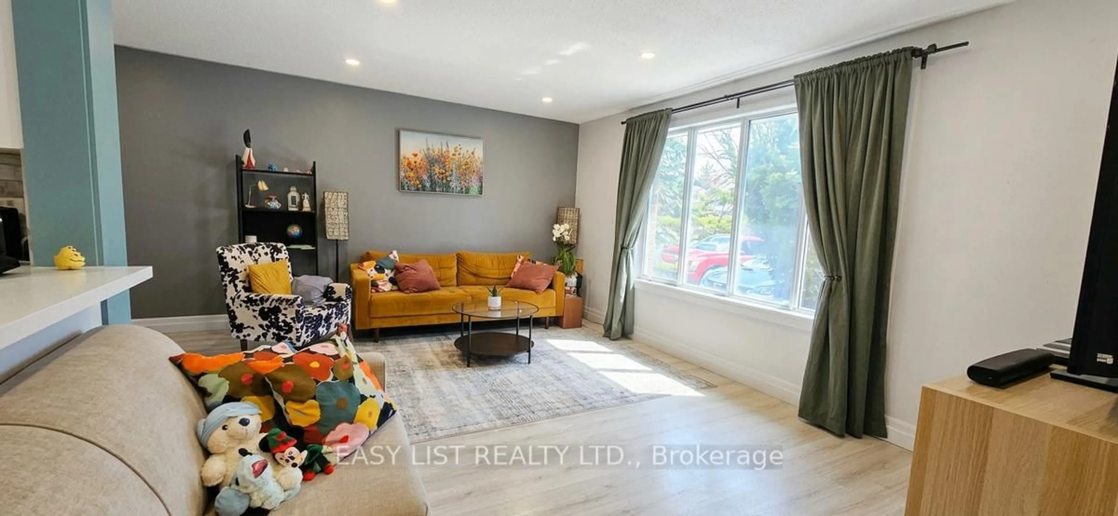 Living room with furniture, unknown for 1320 Odessa Cres, Oakville Ontario L6H 1R8