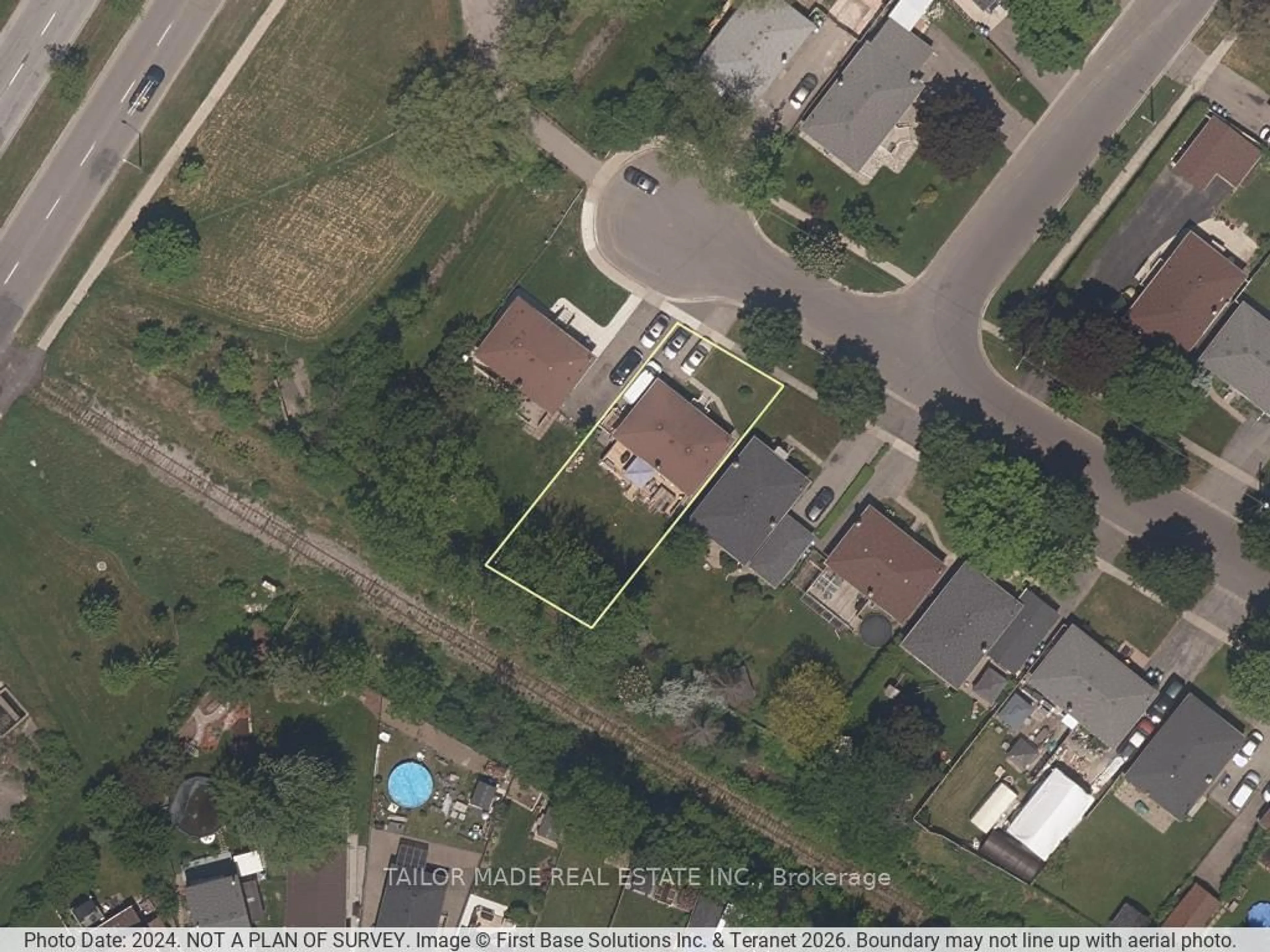 A pic from outside/outdoor area/front of a property/back of a property/a pic from drone, street for 79 Moore St, Brampton Ontario L6X 1V2