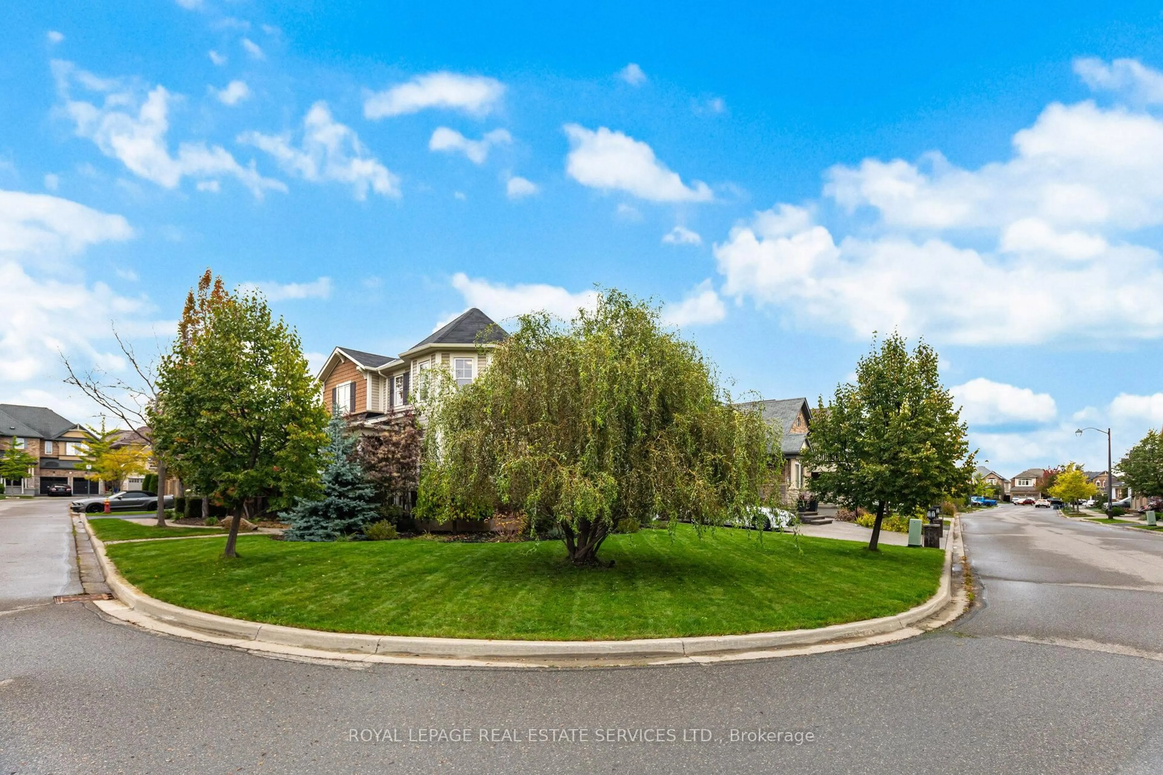 A pic from outside/outdoor area/front of a property/back of a property/a pic from drone, unknown for 444 Coombs Crt, Milton Ontario L9T 7N5
