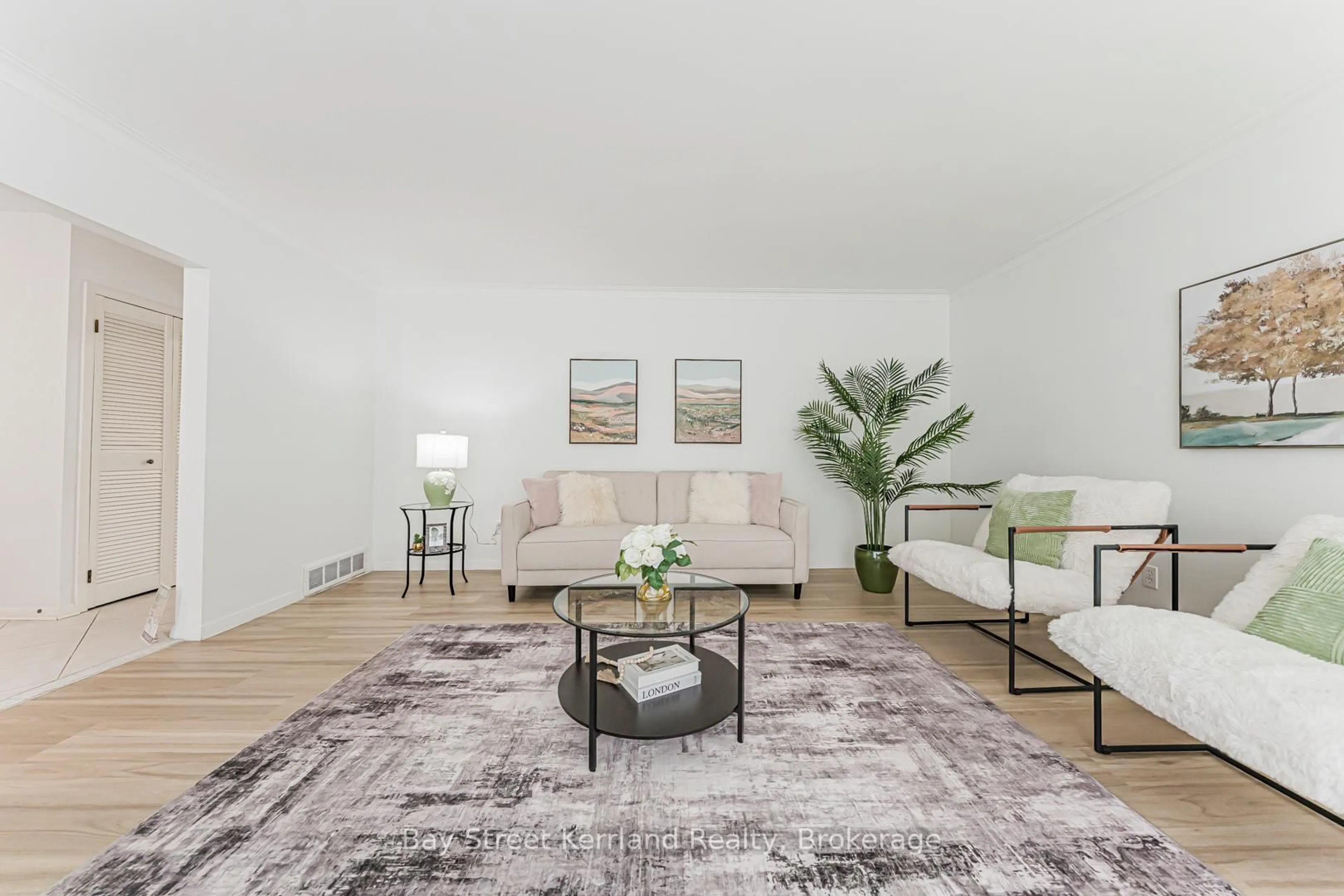 Living room with furniture, unknown for 2393 SPEYSIDE Dr, Mississauga Ontario L5K 1X5