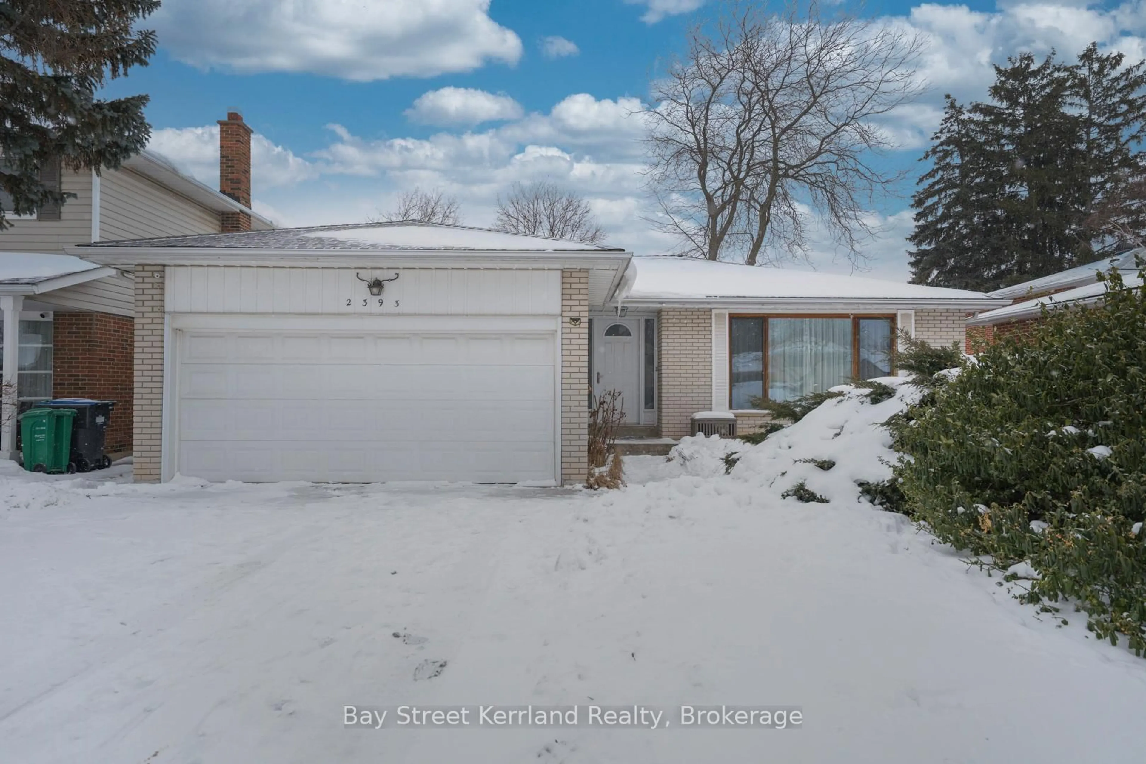 A pic from outside/outdoor area/front of a property/back of a property/a pic from drone, street for 2393 SPEYSIDE Dr, Mississauga Ontario L5K 1X5