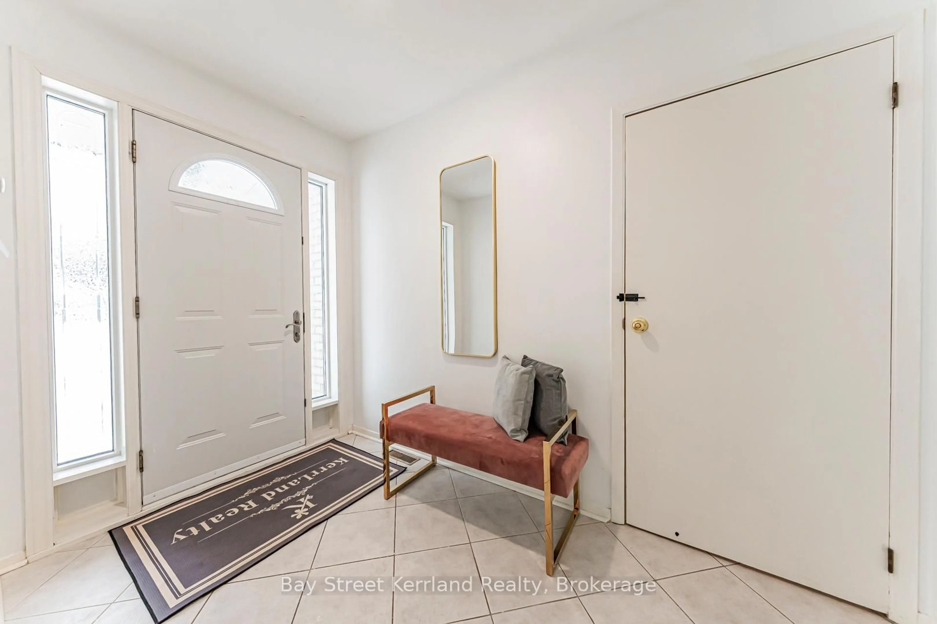 Indoor entryway for 2393 SPEYSIDE Dr, Mississauga Ontario L5K 1X5