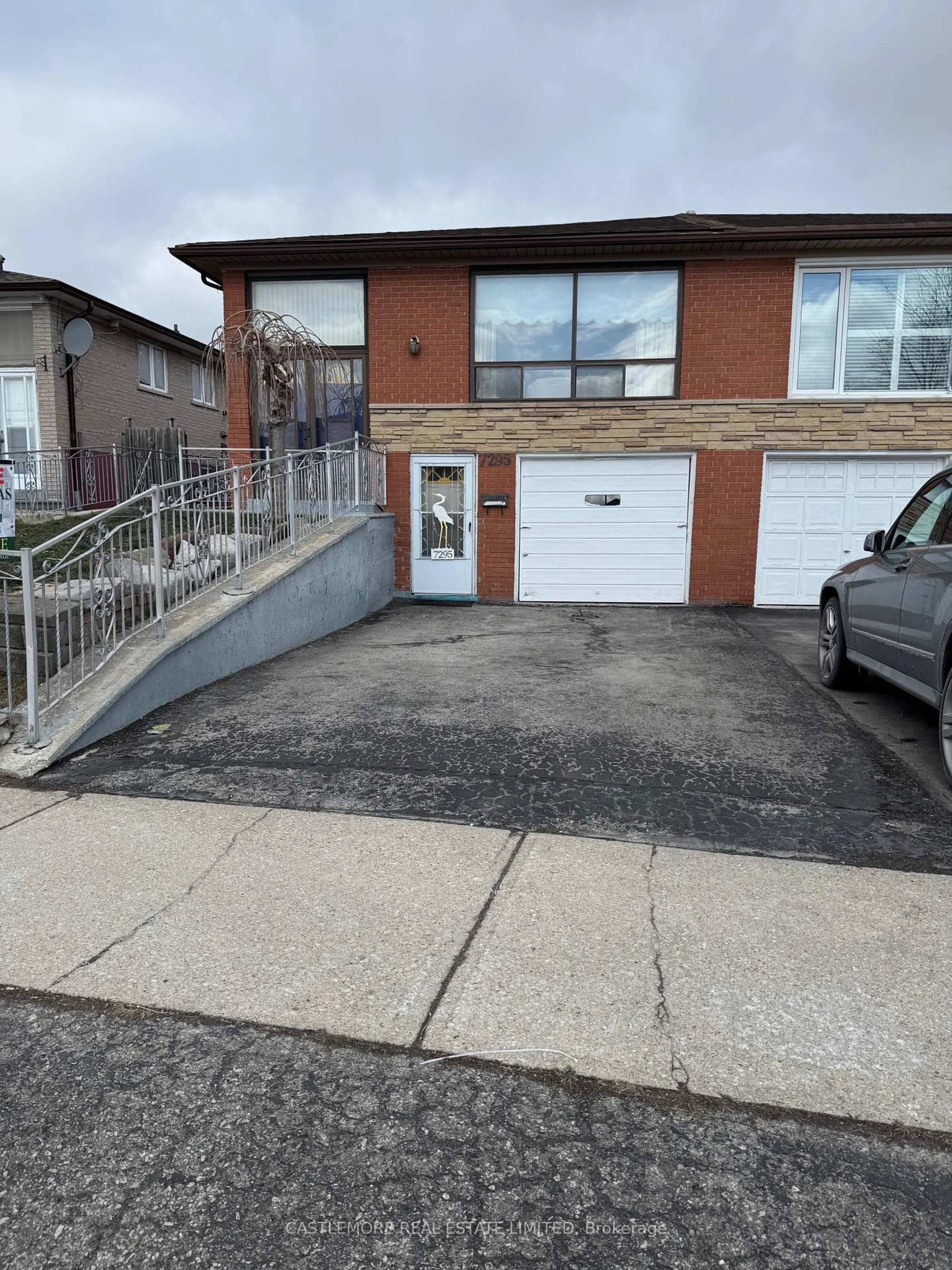 A pic from outside/outdoor area/front of a property/back of a property/a pic from drone, street for 7295 Shallford Rd, Mississauga Ontario L4T 2P8