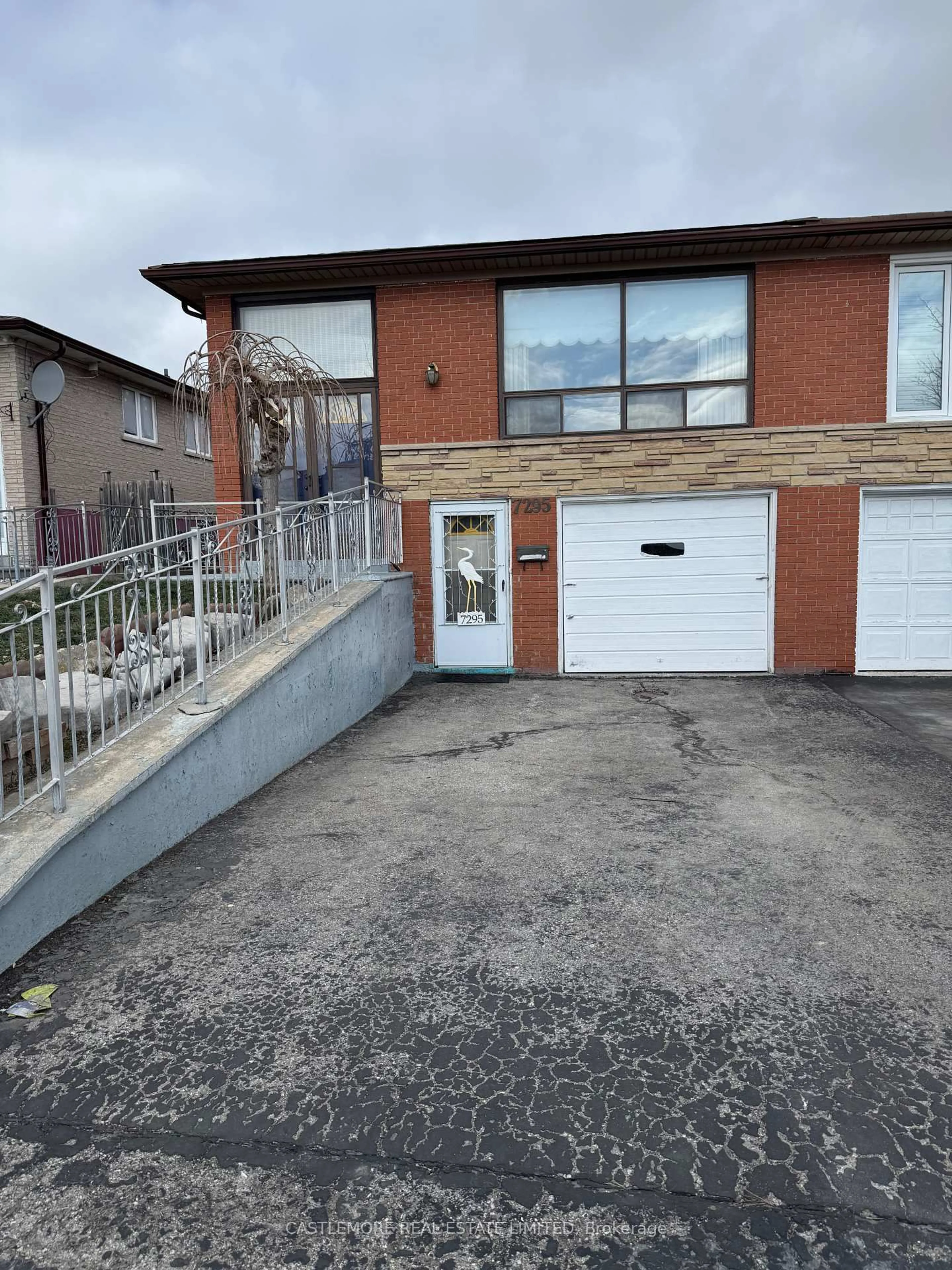A pic from outside/outdoor area/front of a property/back of a property/a pic from drone, street for 7295 Shallford Rd, Mississauga Ontario L4T 2P8