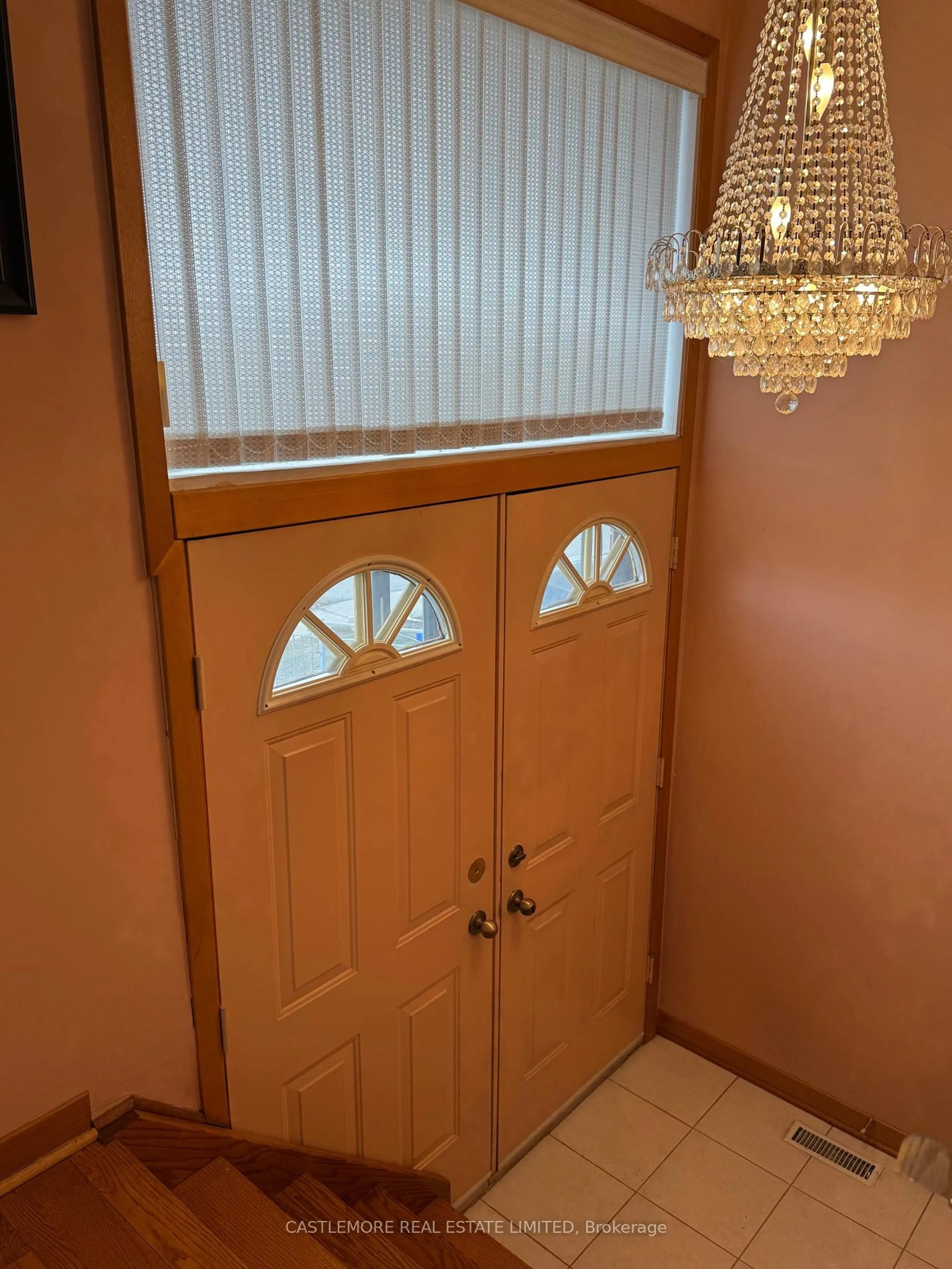 Indoor entryway for 7295 Shallford Rd, Mississauga Ontario L4T 2P8