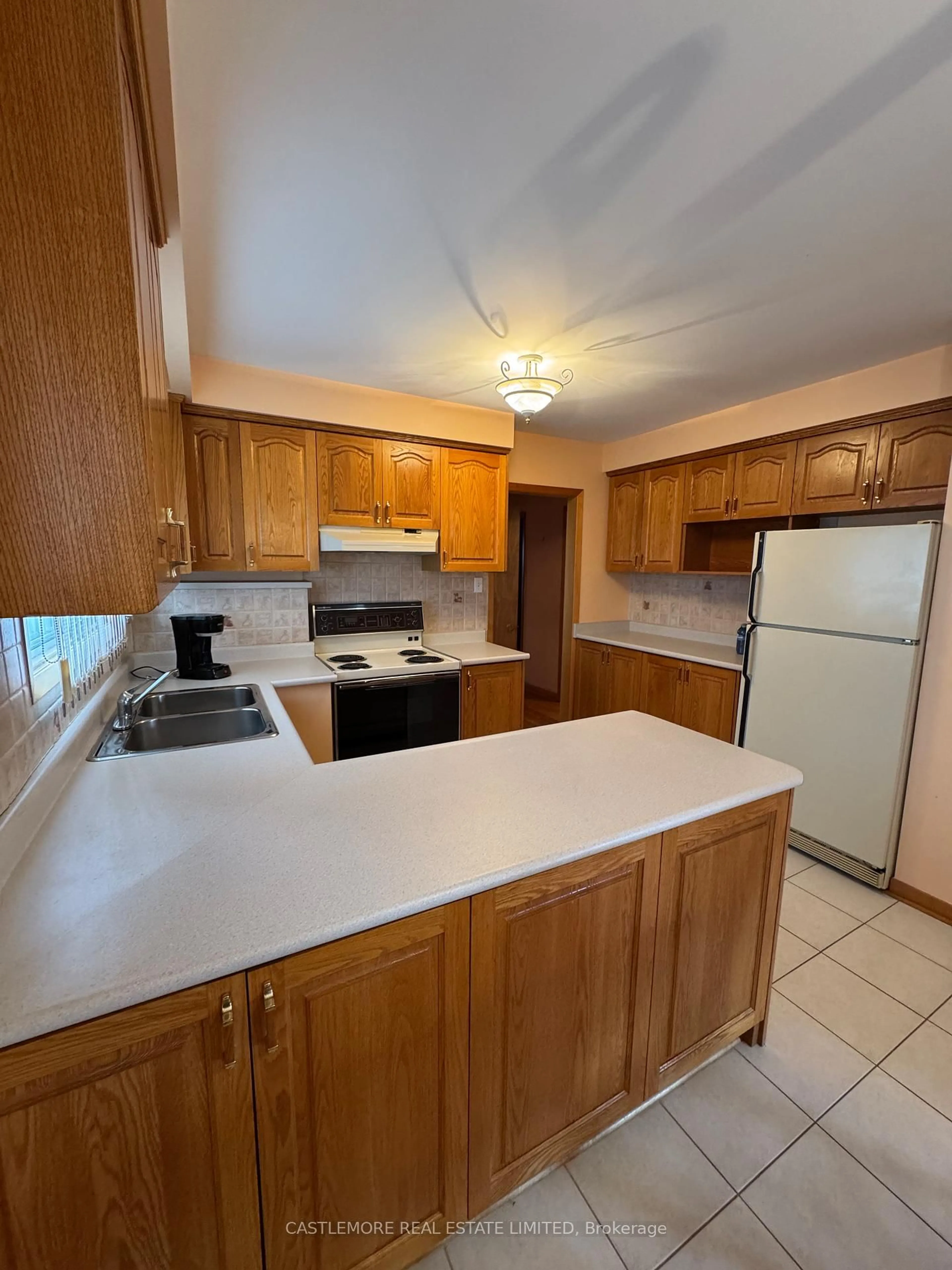 Standard kitchen, unknown for 7295 Shallford Rd, Mississauga Ontario L4T 2P8