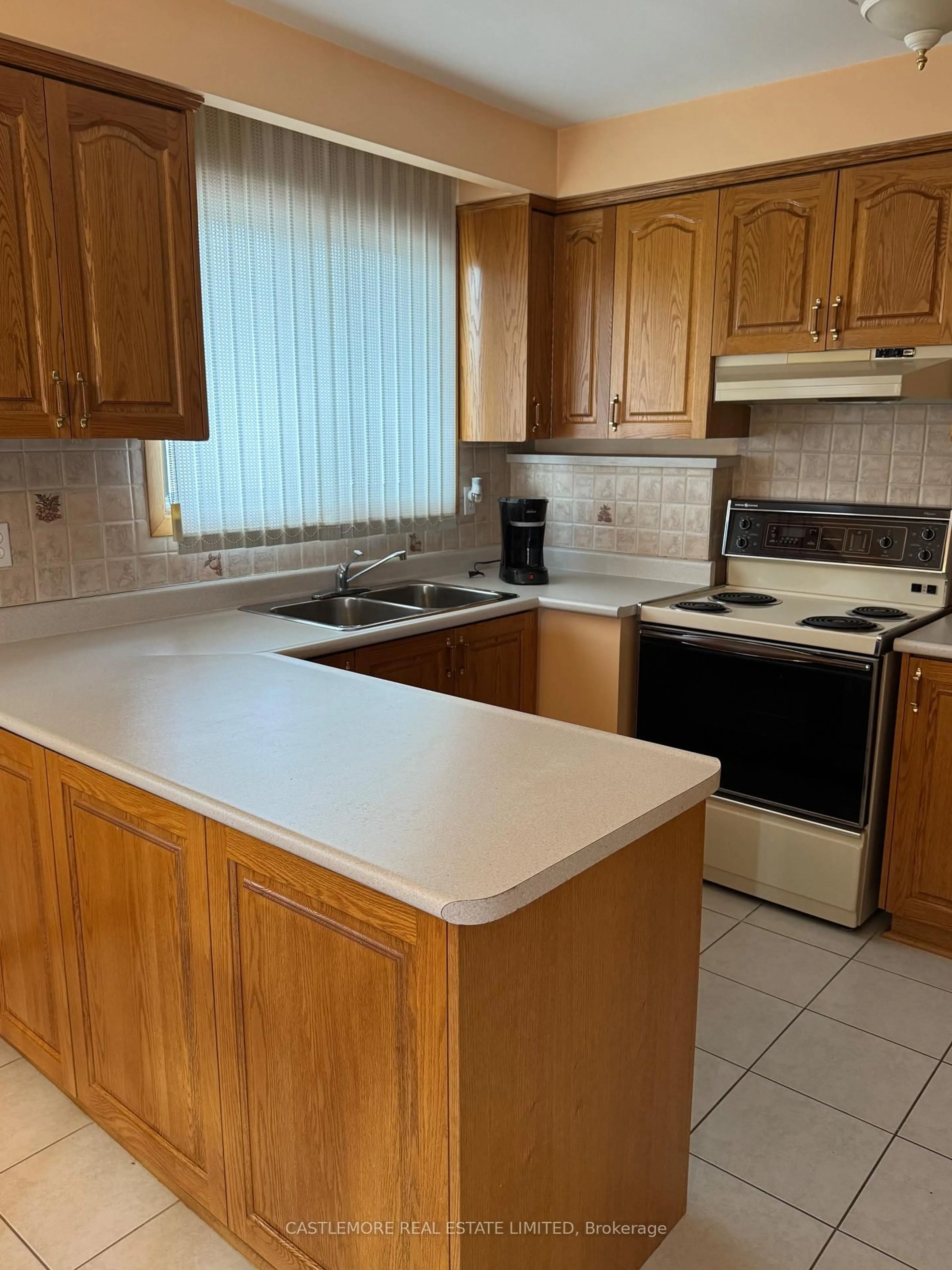 Standard kitchen, unknown for 7295 Shallford Rd, Mississauga Ontario L4T 2P8