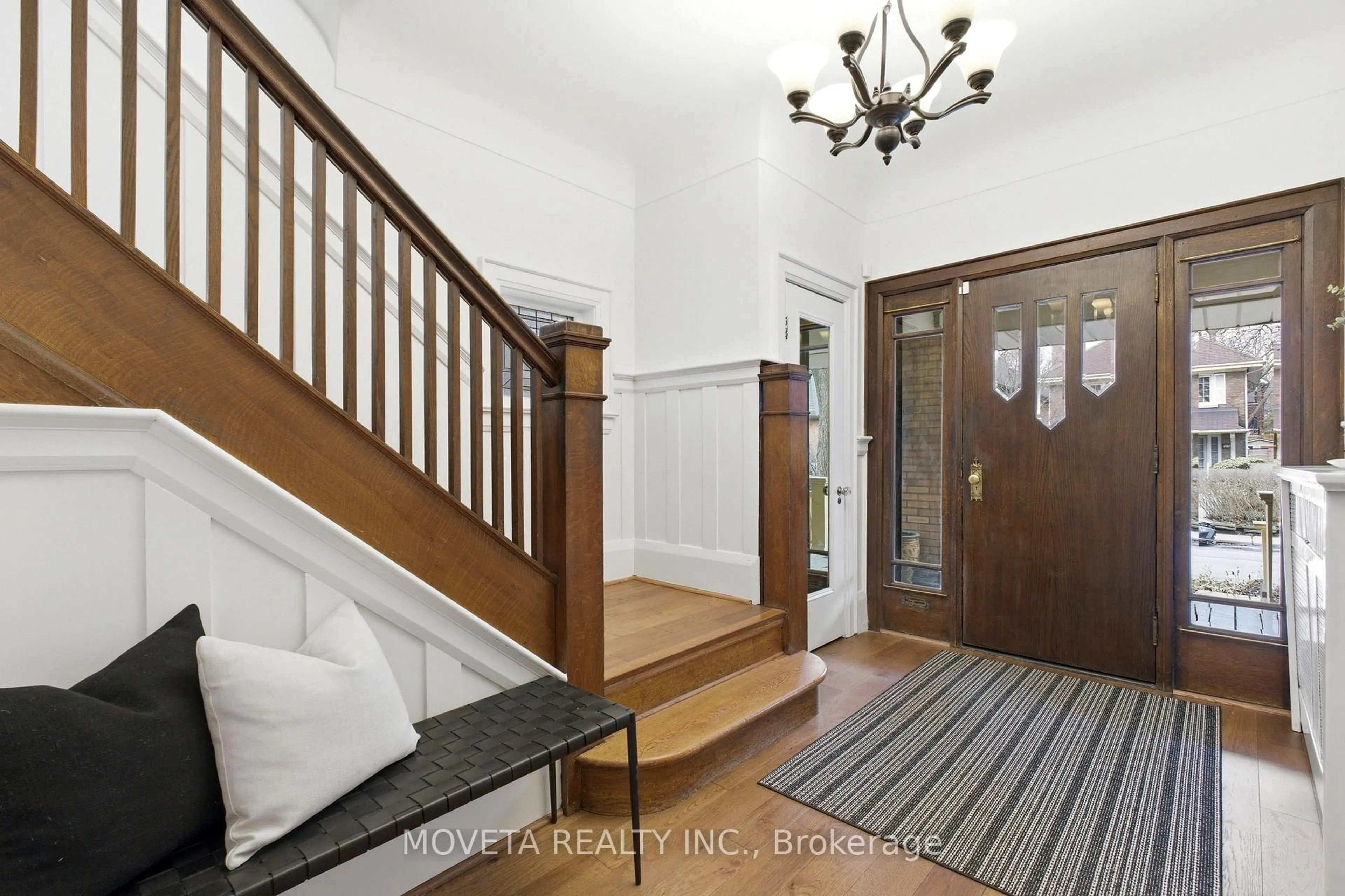 Indoor entryway for 25 Glenholme Ave, Toronto Ontario M6H 3A8