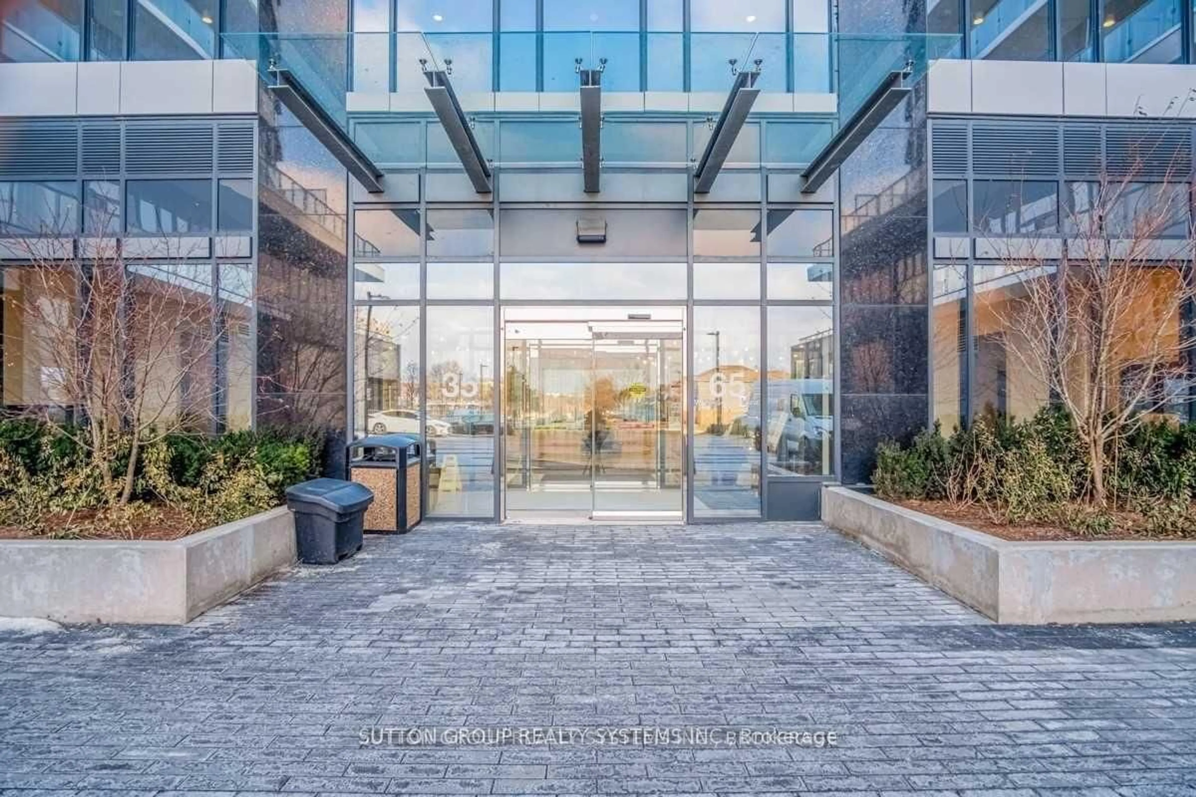 Indoor foyer for 35 Watergarden Dr #316, Mississauga Ontario L5R 0G8