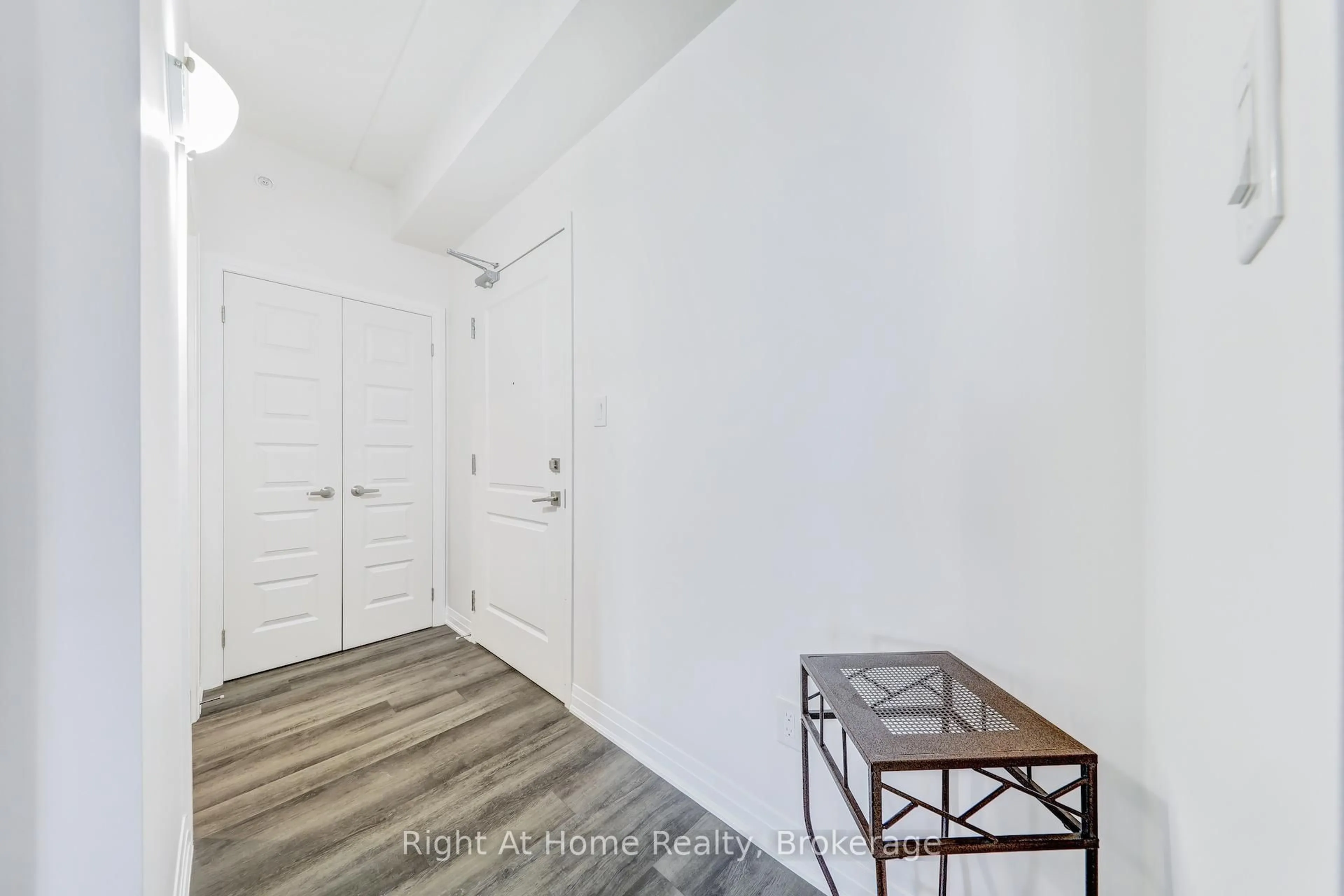 Indoor entryway for 610 Farmstead Dr #307, Milton Ontario L9T 8X5