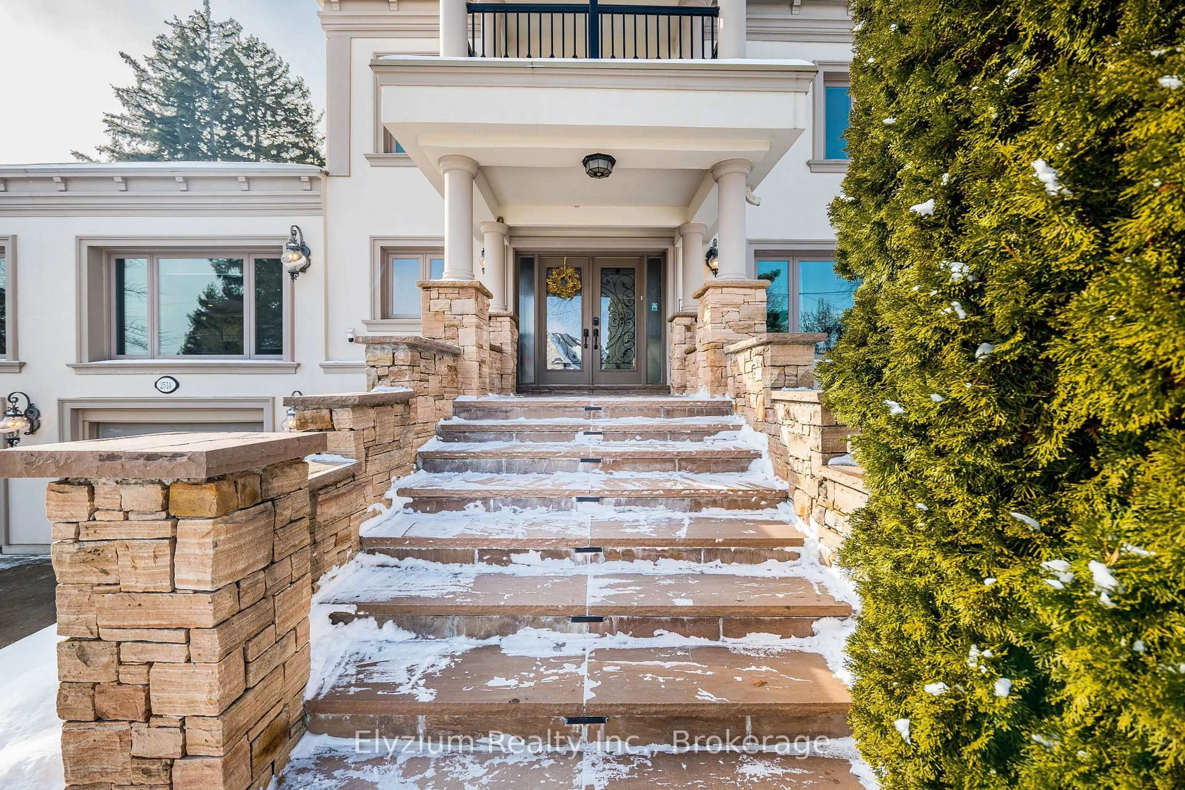 Indoor entryway for 2514 Sharon Cres, Mississauga Ontario L5C 1Y8