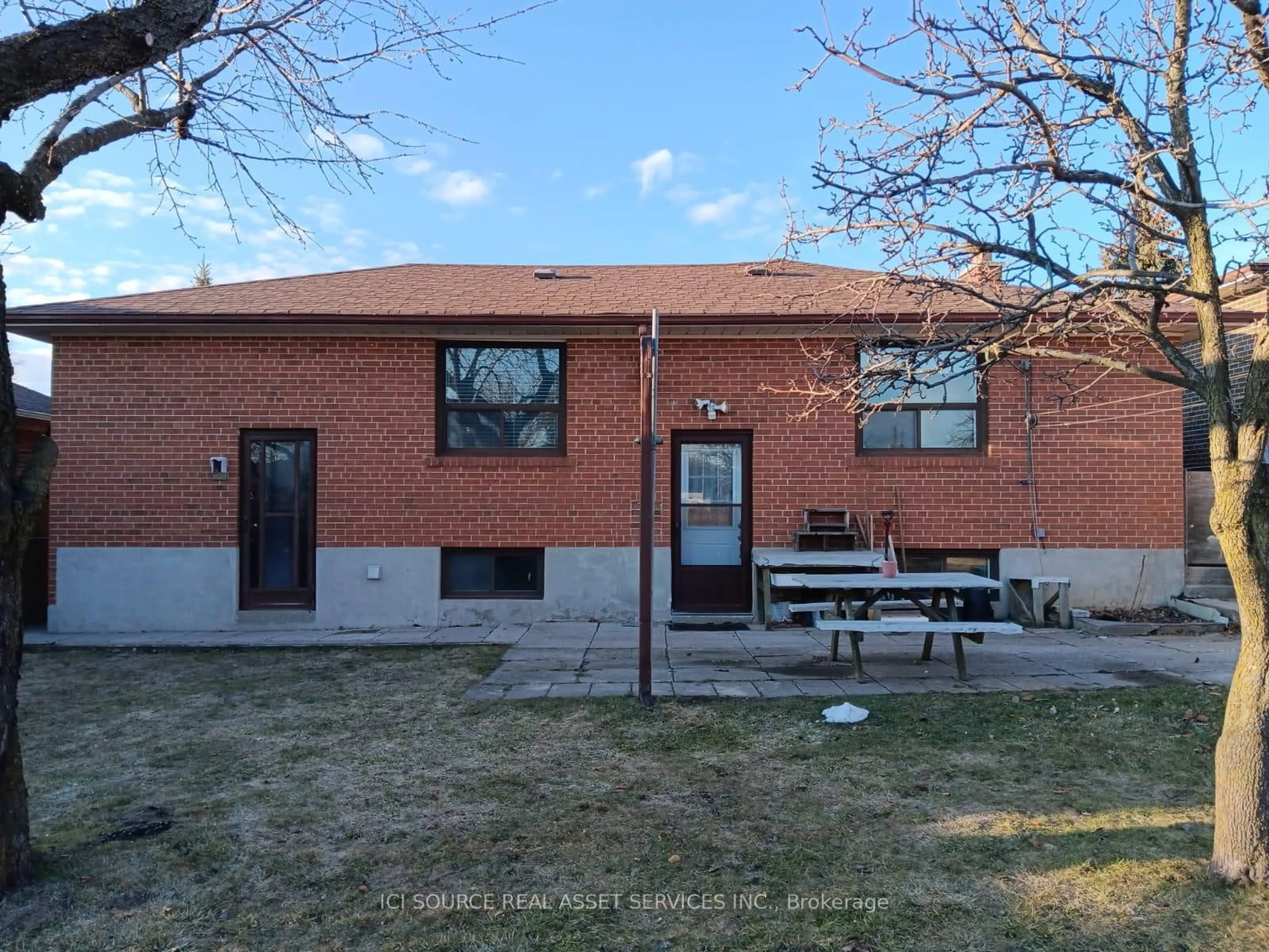 A pic from outside/outdoor area/front of a property/back of a property/a pic from drone, building for 73 Burr Ave, Toronto Ontario M6L 1V3