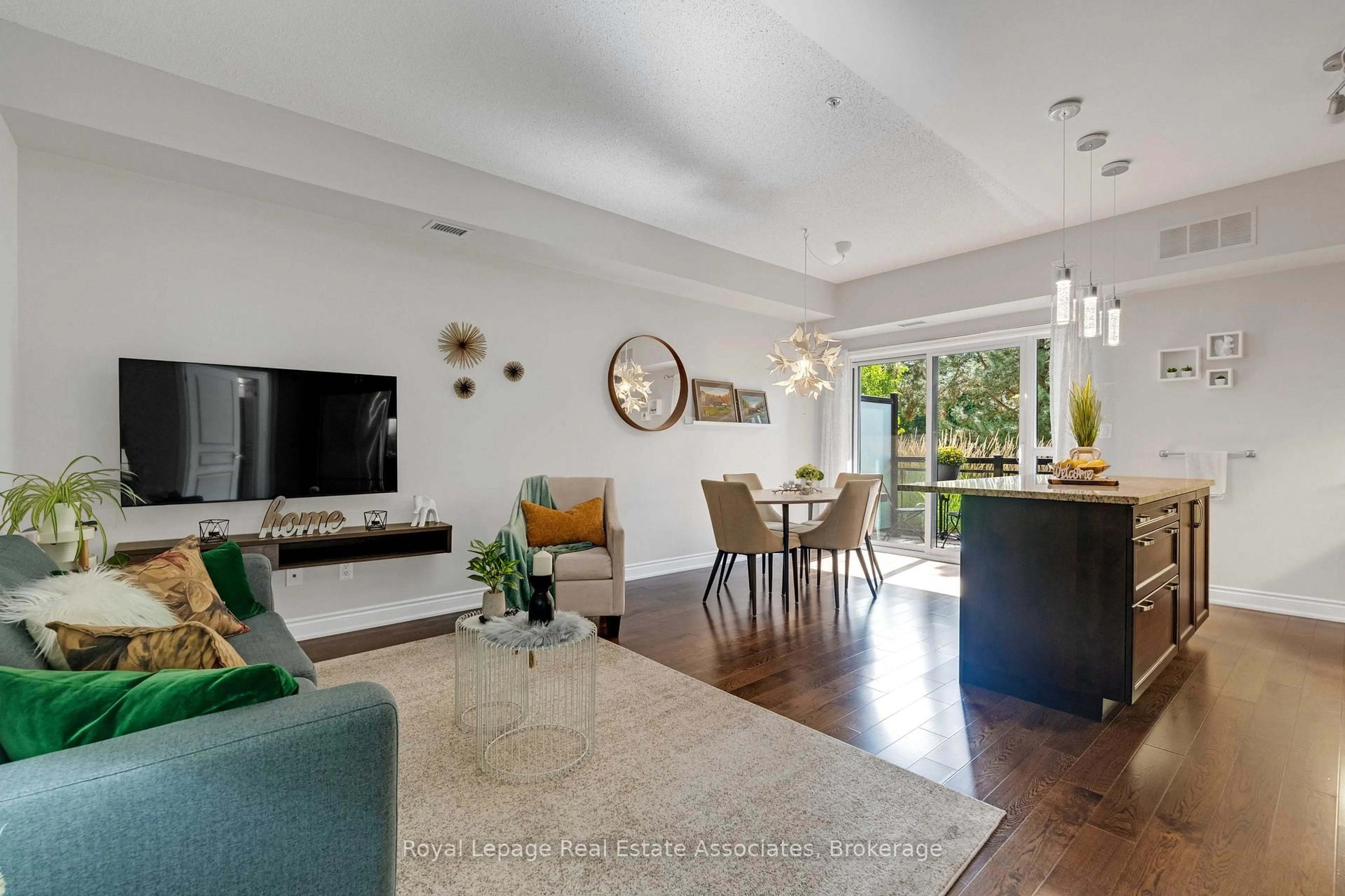 Living room with furniture, unknown for 3170 Erin Mills Pkwy #108, Mississauga Ontario L5L 0B6