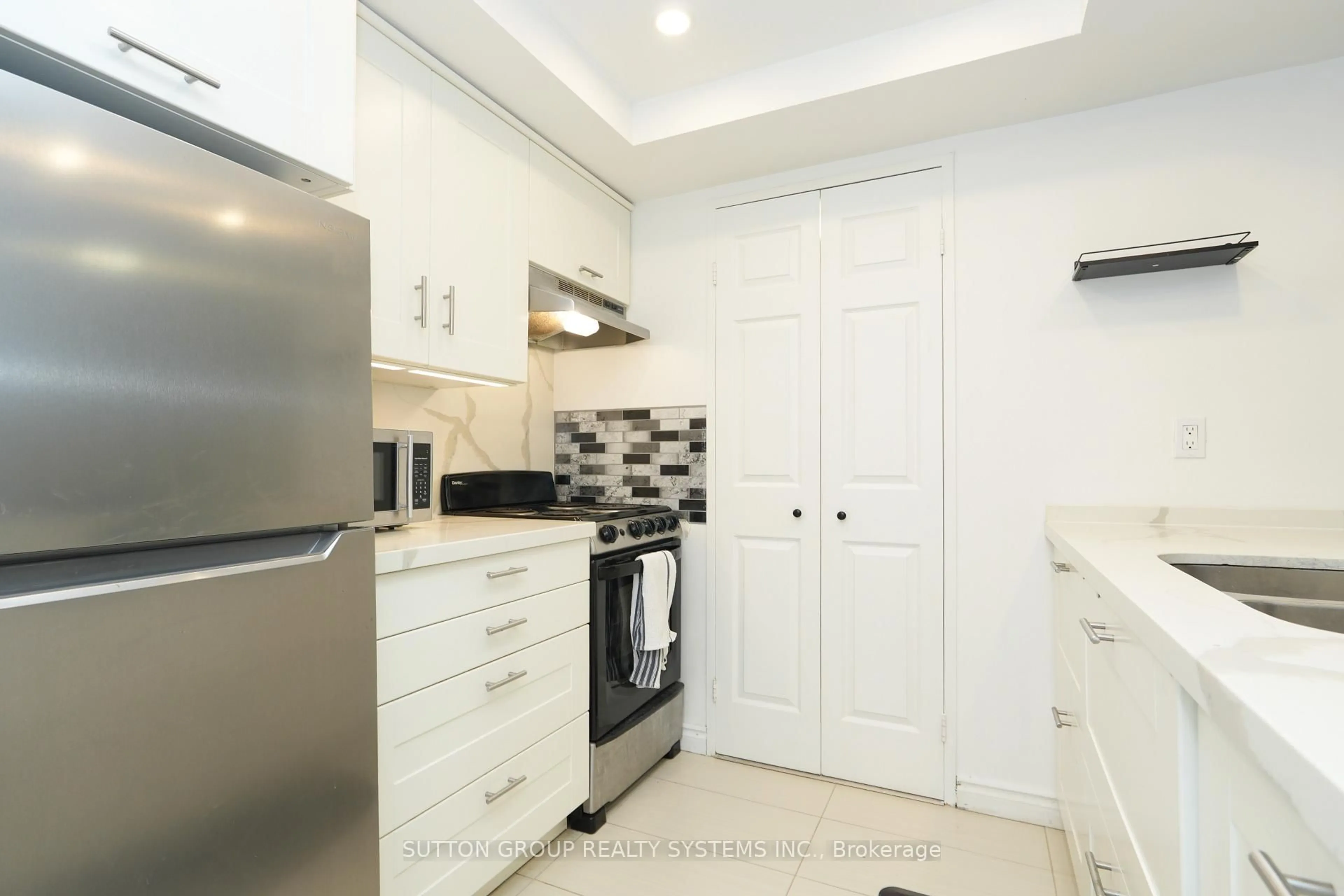 Standard kitchen, ceramic/tile floor for 285 Enfield Pl #512, Mississauga Ontario L5B 3Y6