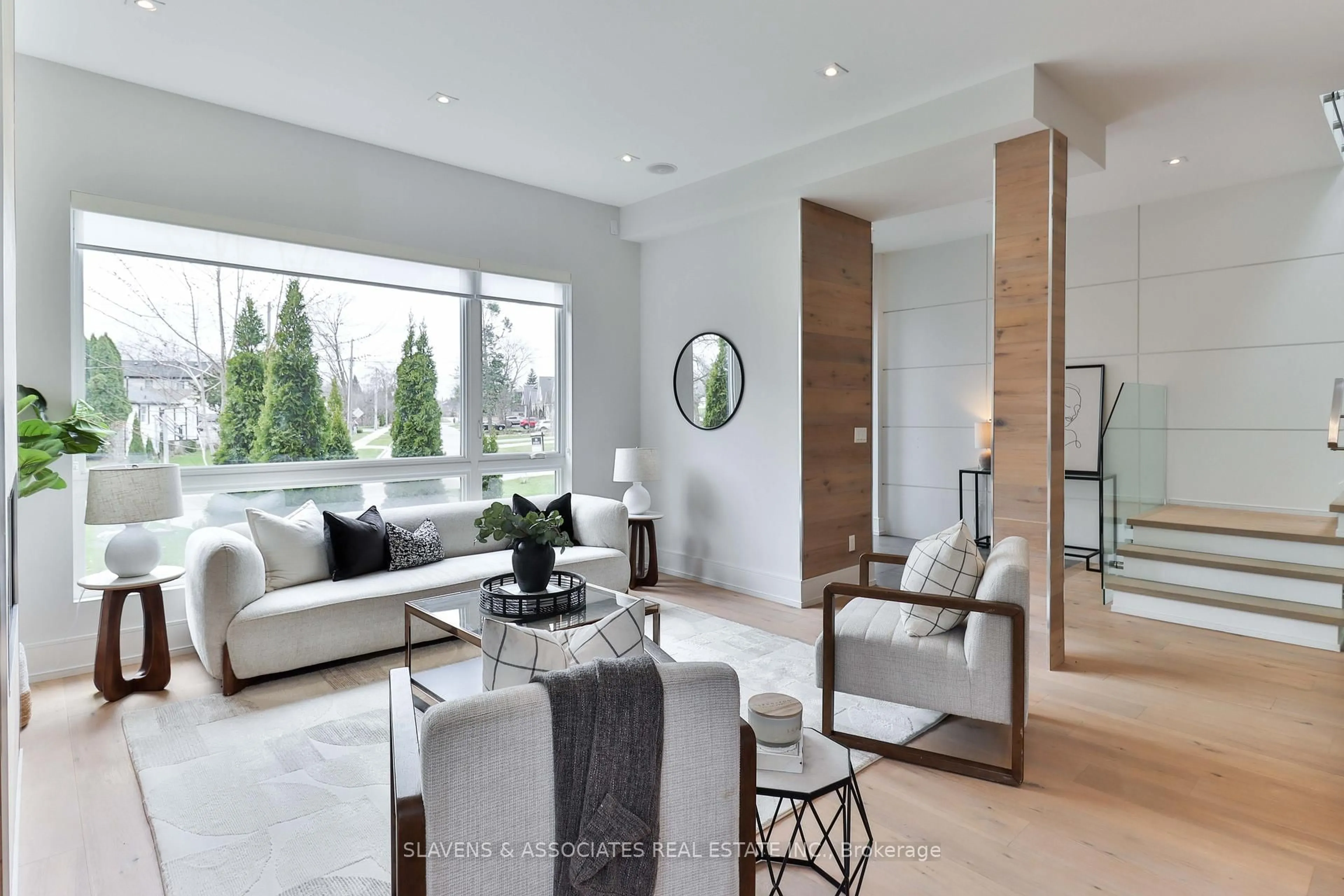 Living room with furniture, unknown for 271 Jennings Cres, Oakville Ontario L6L 1W3