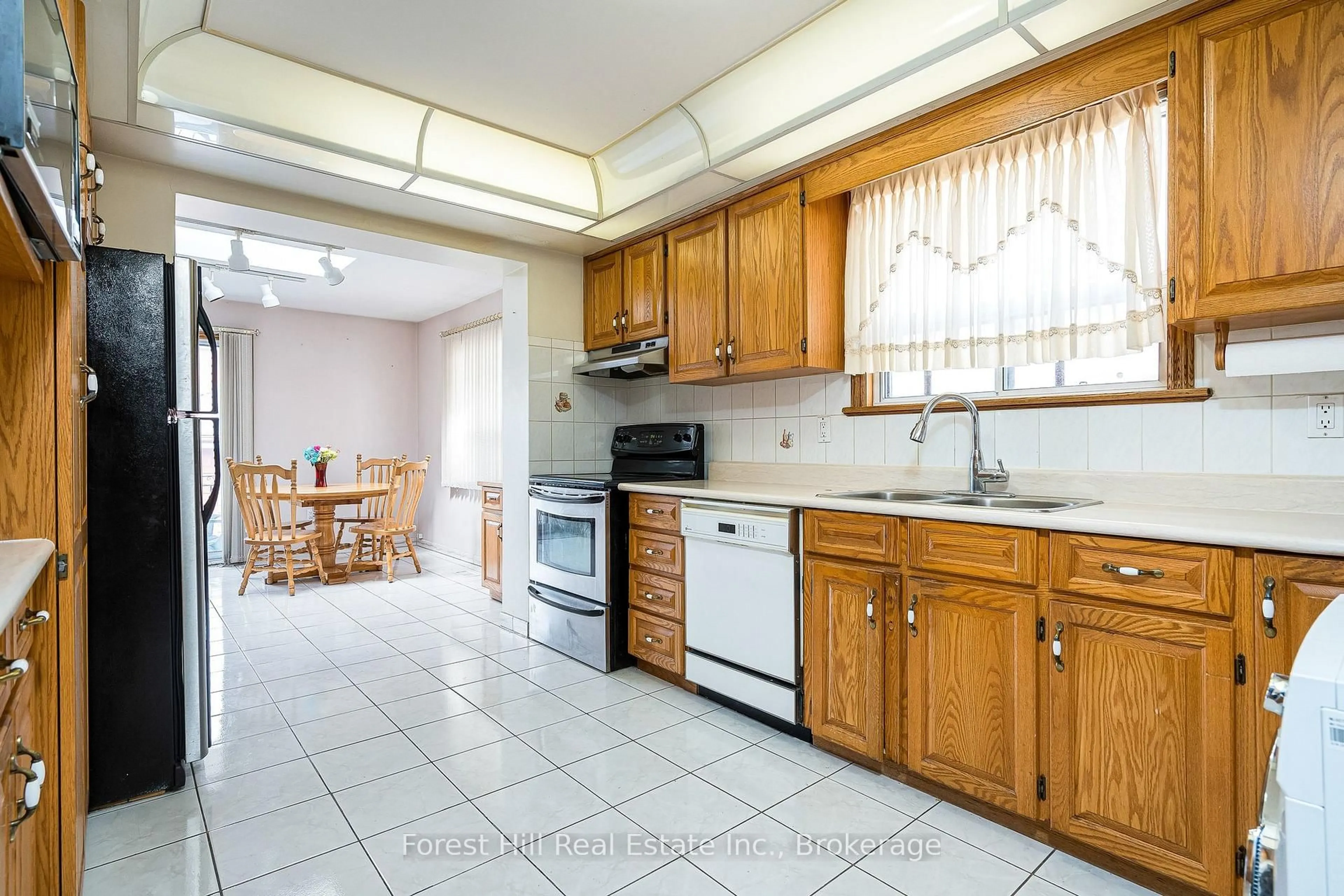 Standard kitchen, ceramic/tile floor for 40 Chiswick Ave, Toronto Ontario M6M 4T9