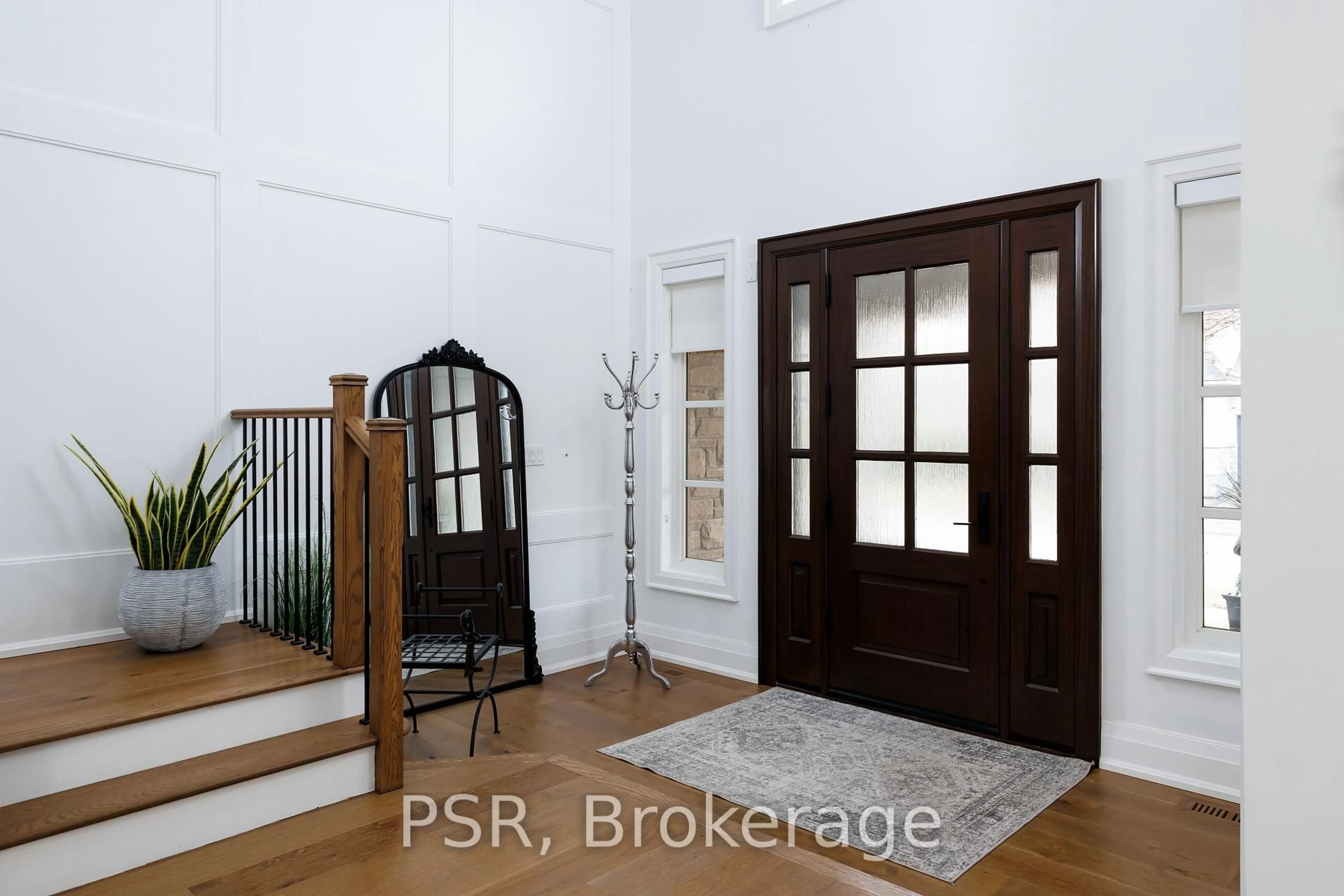 Indoor entryway for 2040 Bingley Cres, Oakville Ontario L6M 0E4