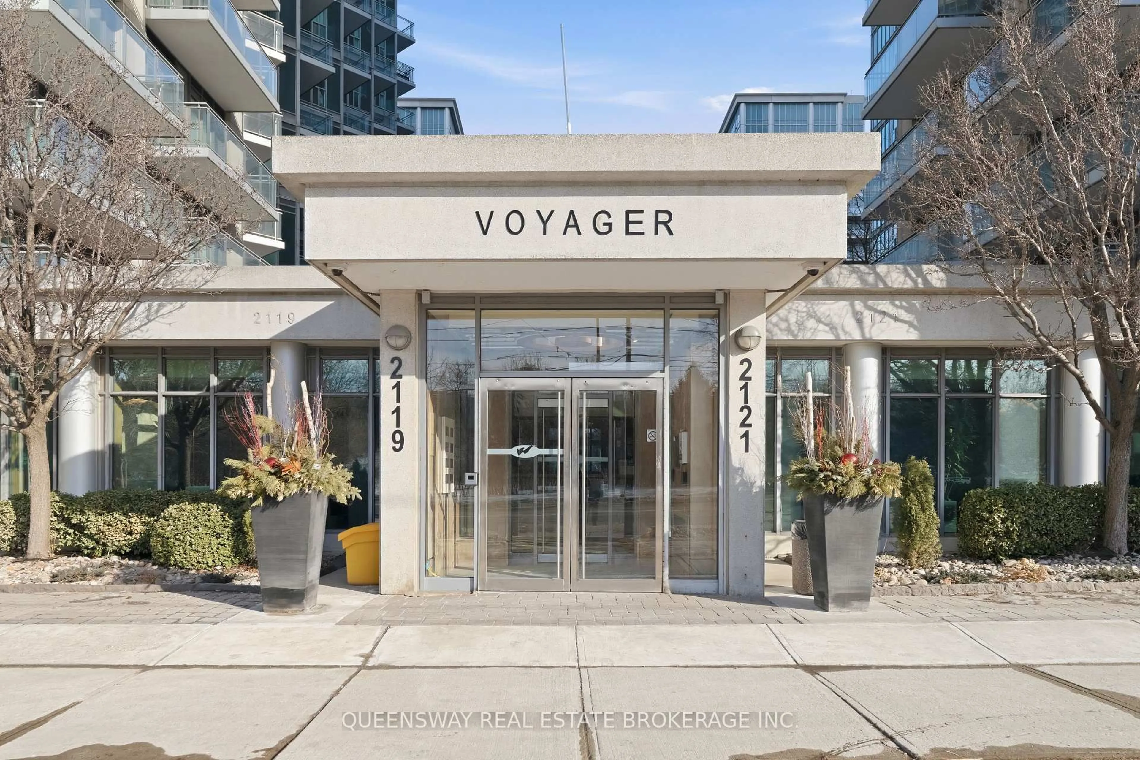 Indoor foyer for 2119 Lake Shore Blvd #808, Toronto Ontario M8V 4E8