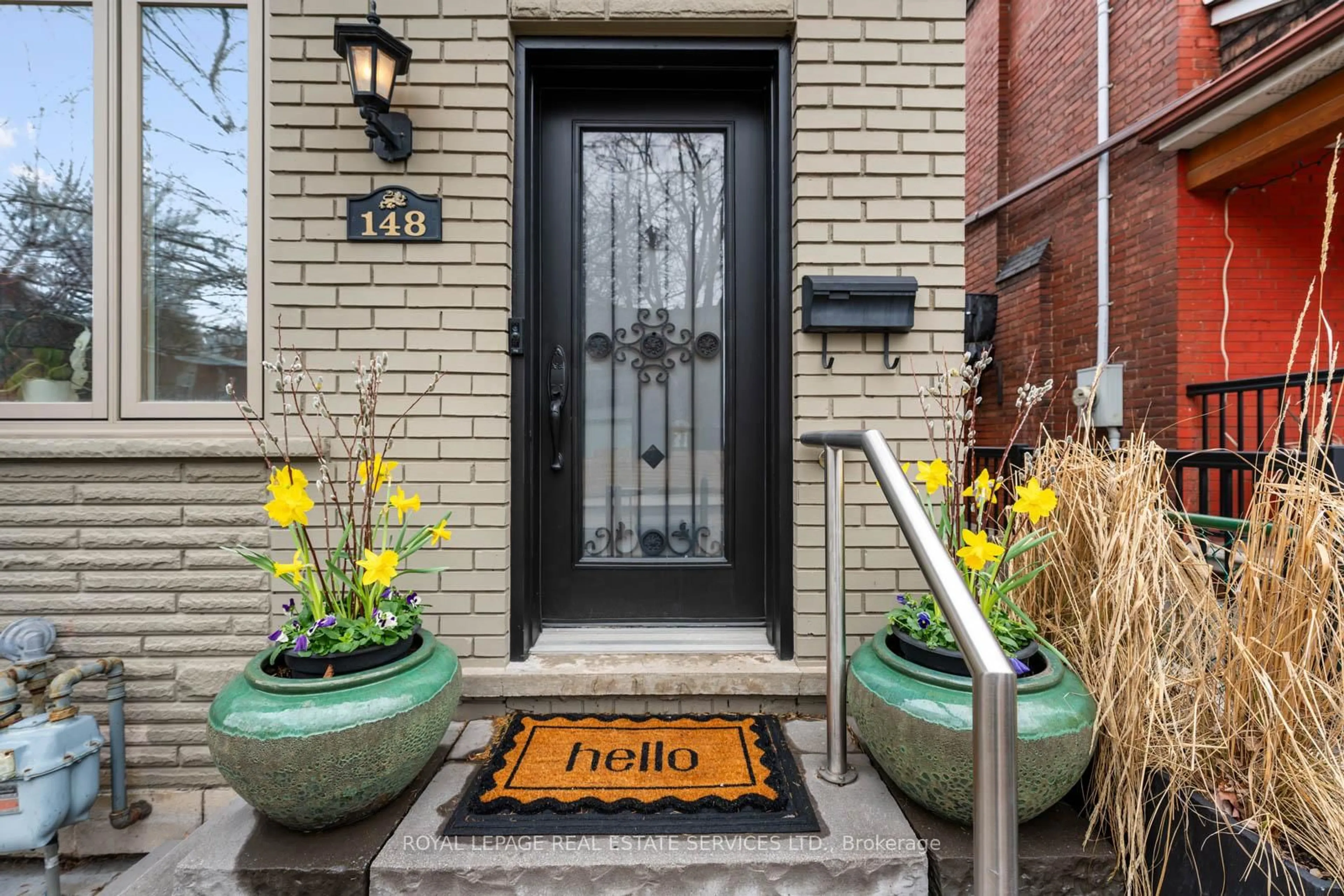 Indoor entryway for 148 Wallace Ave, Toronto Ontario M6H 1T5