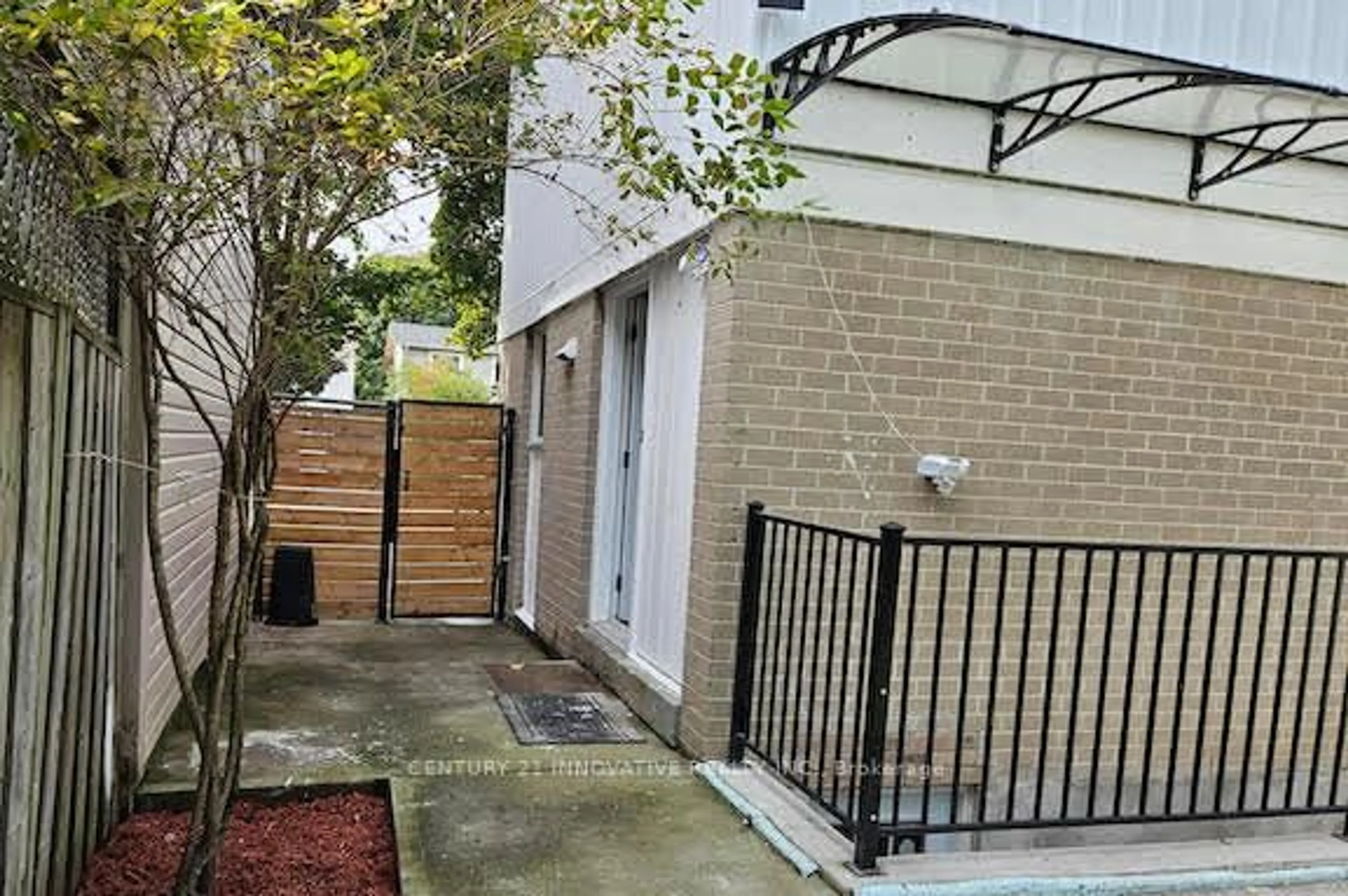 A pic from outside/outdoor area/front of a property/back of a property/a pic from drone, street for 38 Jackman Dr, Brampton Ontario L6S 2L8