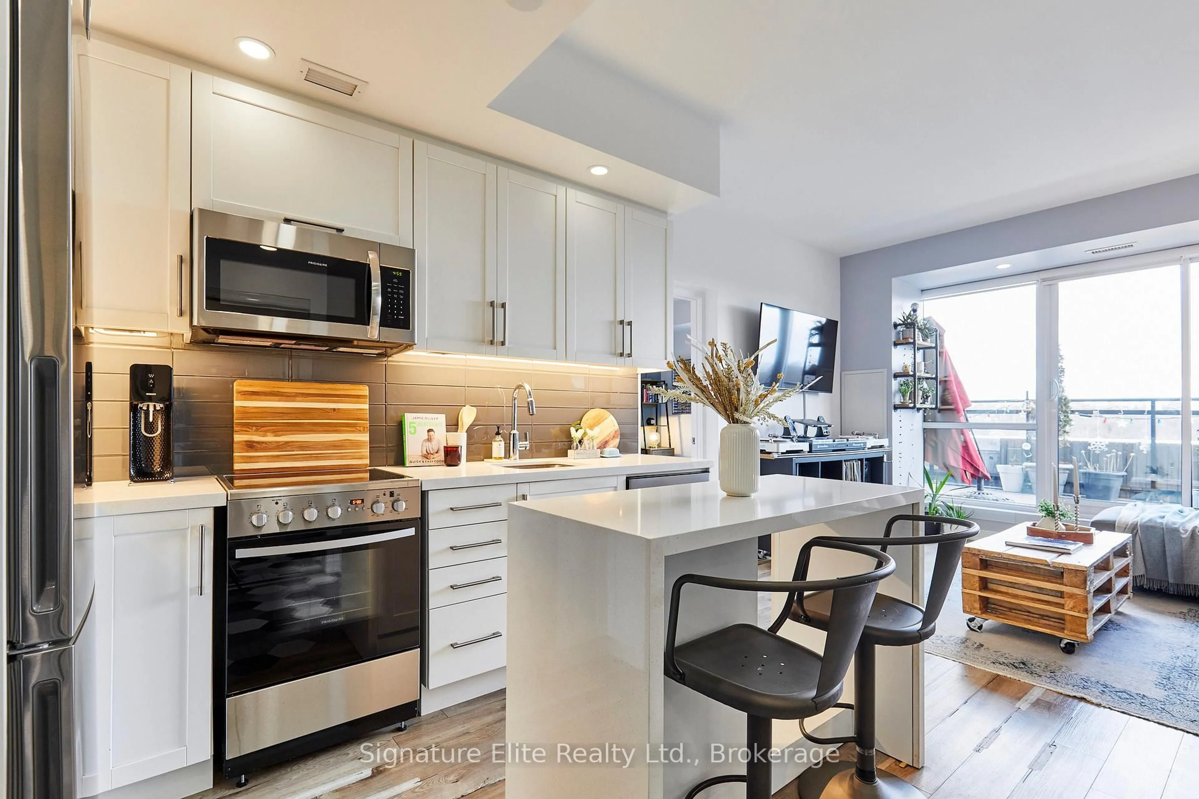 Open concept kitchen, ceramic/tile floor for 1 Neighbourhood Lane #606, Toronto Ontario M8Y 0C2