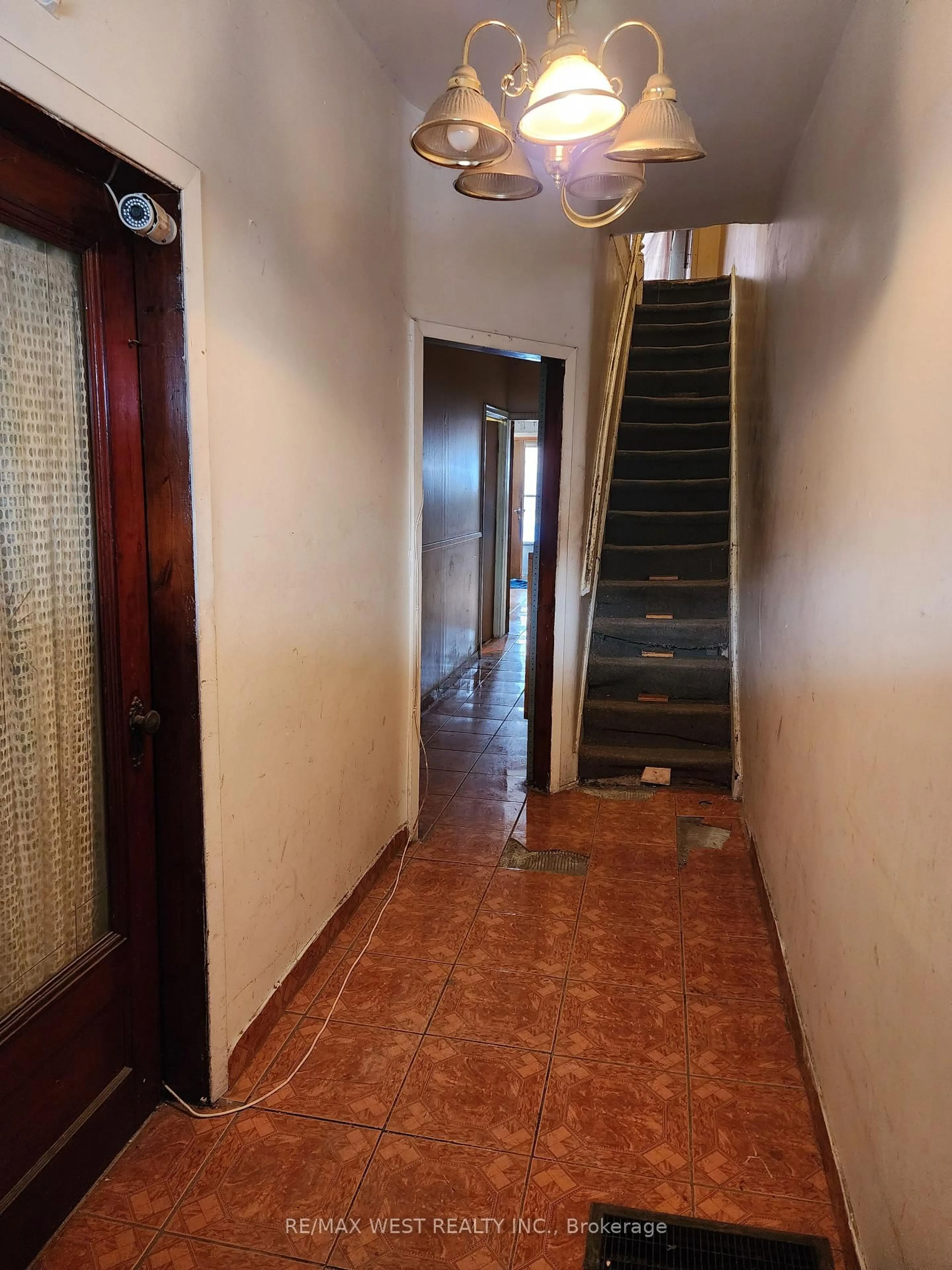 Indoor foyer for 415 Symington Ave, Toronto Ontario M6N 2W4