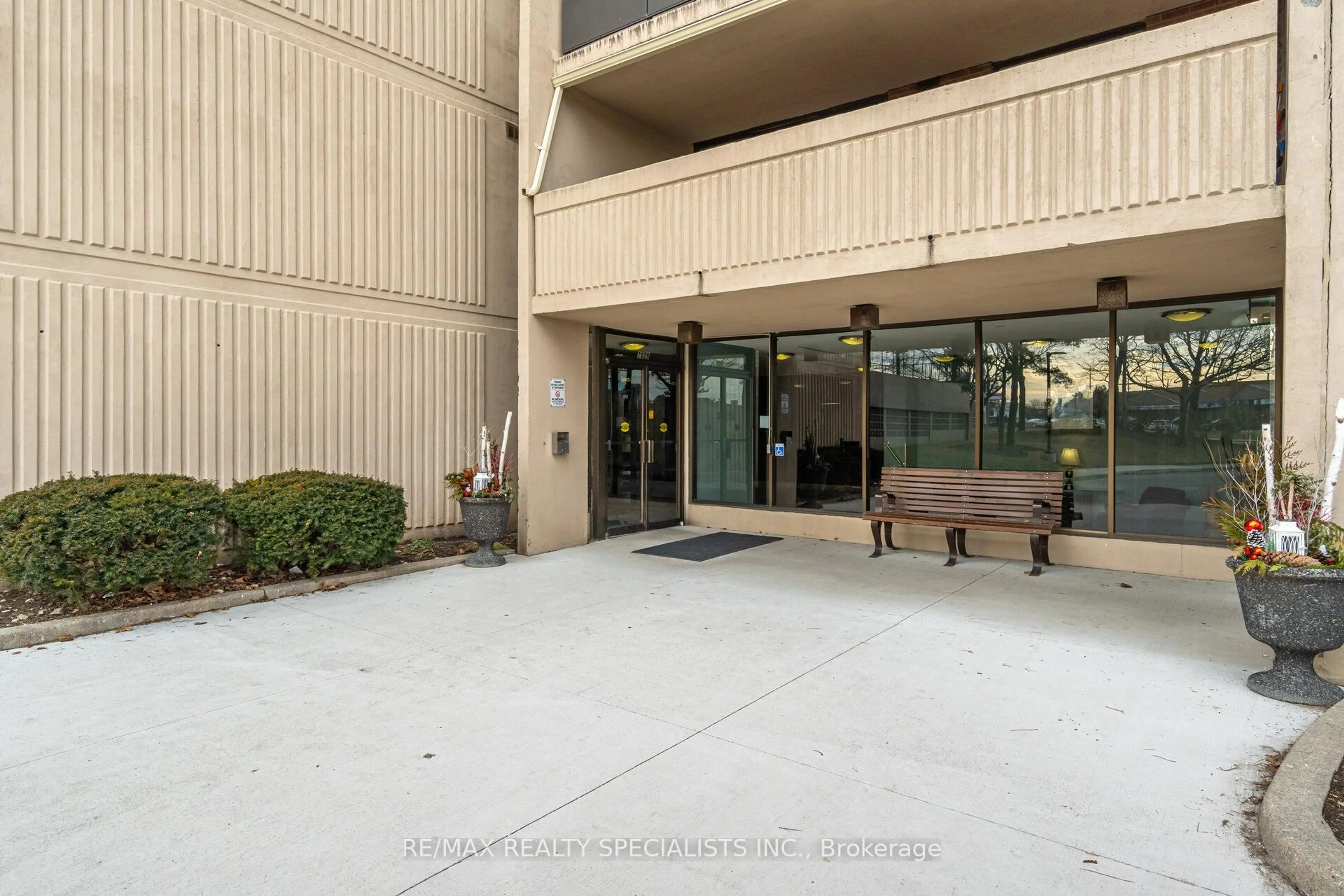 Indoor foyer for 2929 Aquitaine Ave #214, Mississauga Ontario L5N 2C7