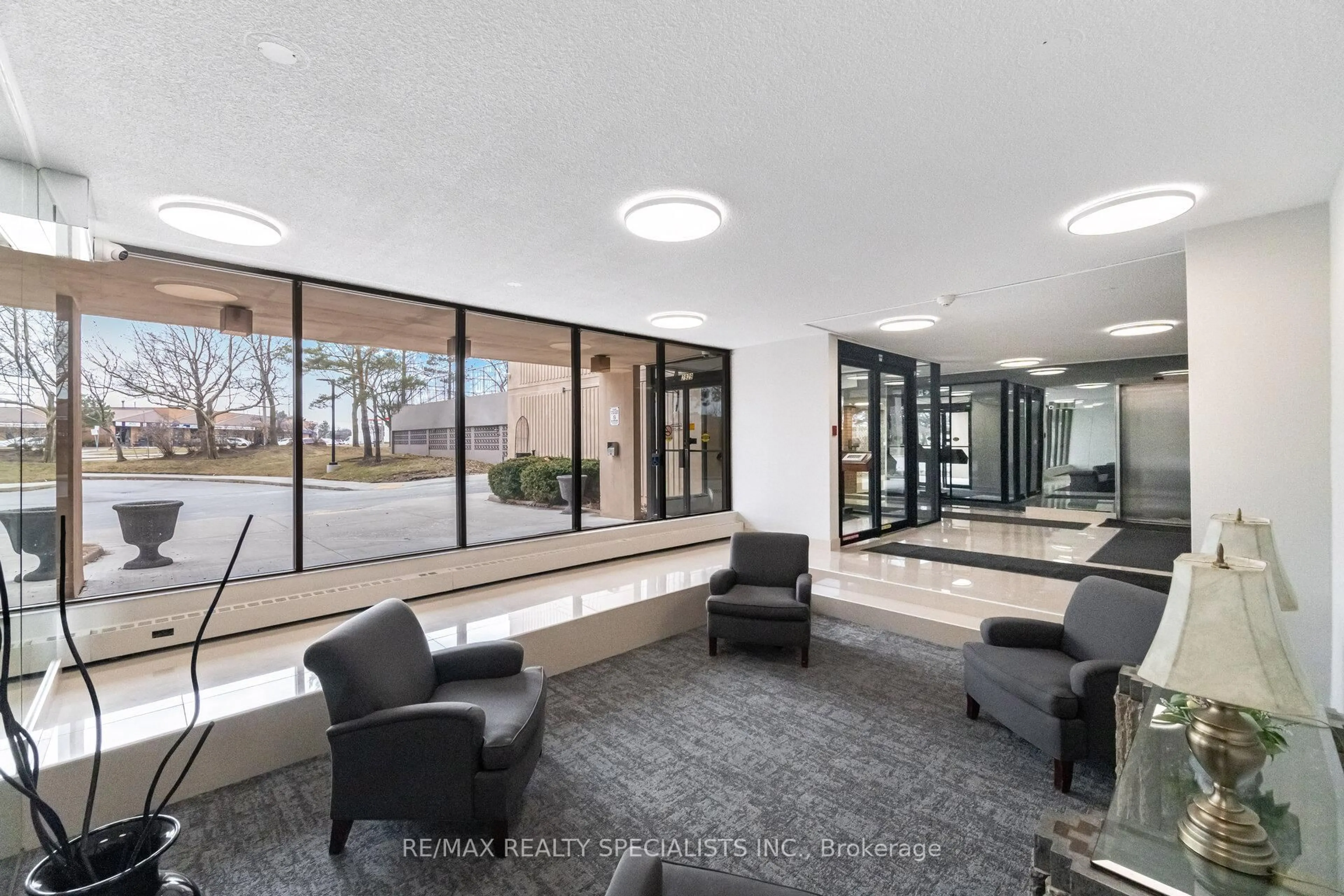 Indoor foyer for 2929 Aquitaine Ave #214, Mississauga Ontario L5N 2C7