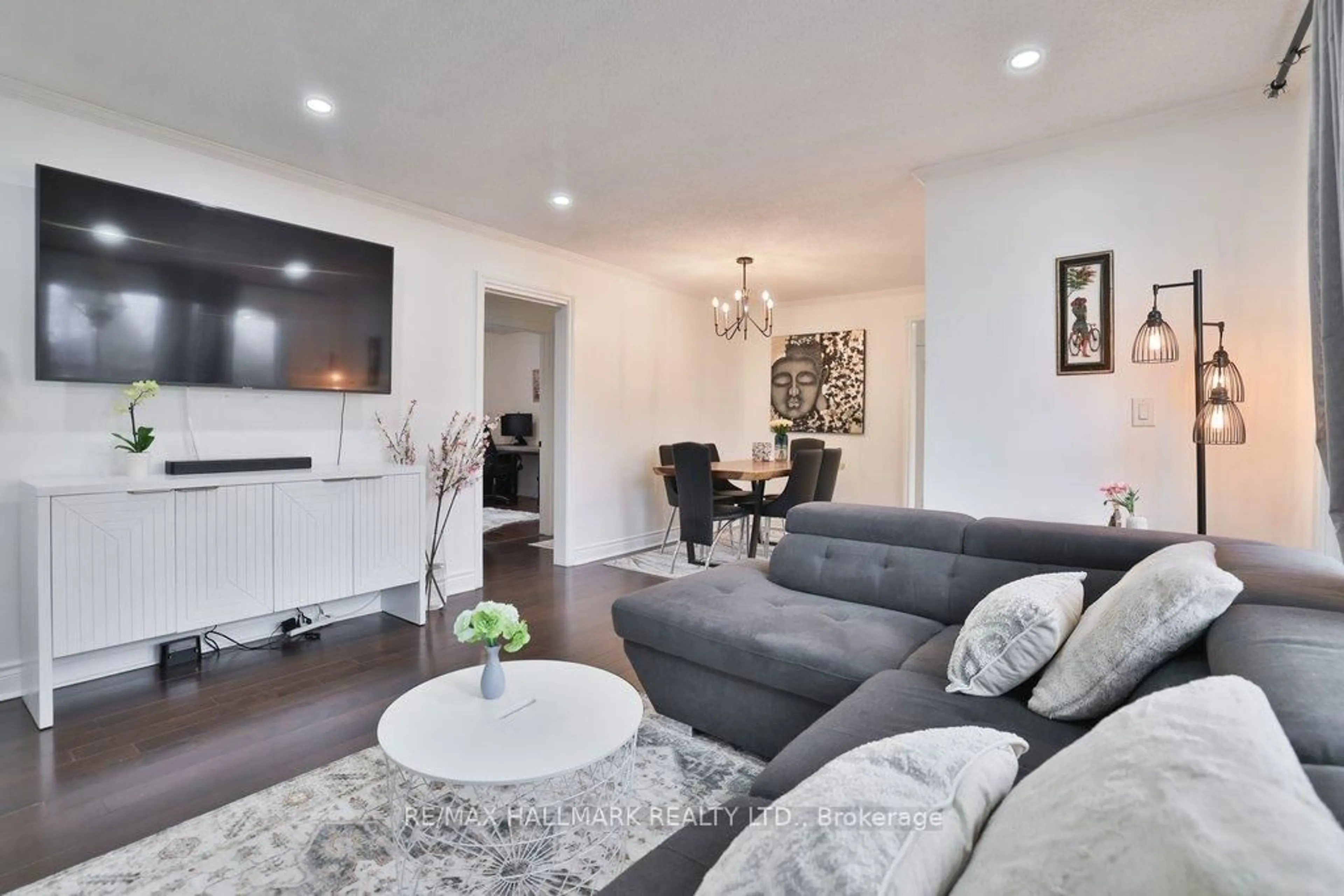 Living room with furniture, unknown for 2334 Prospect St, Burlington Ontario L7R 2A6