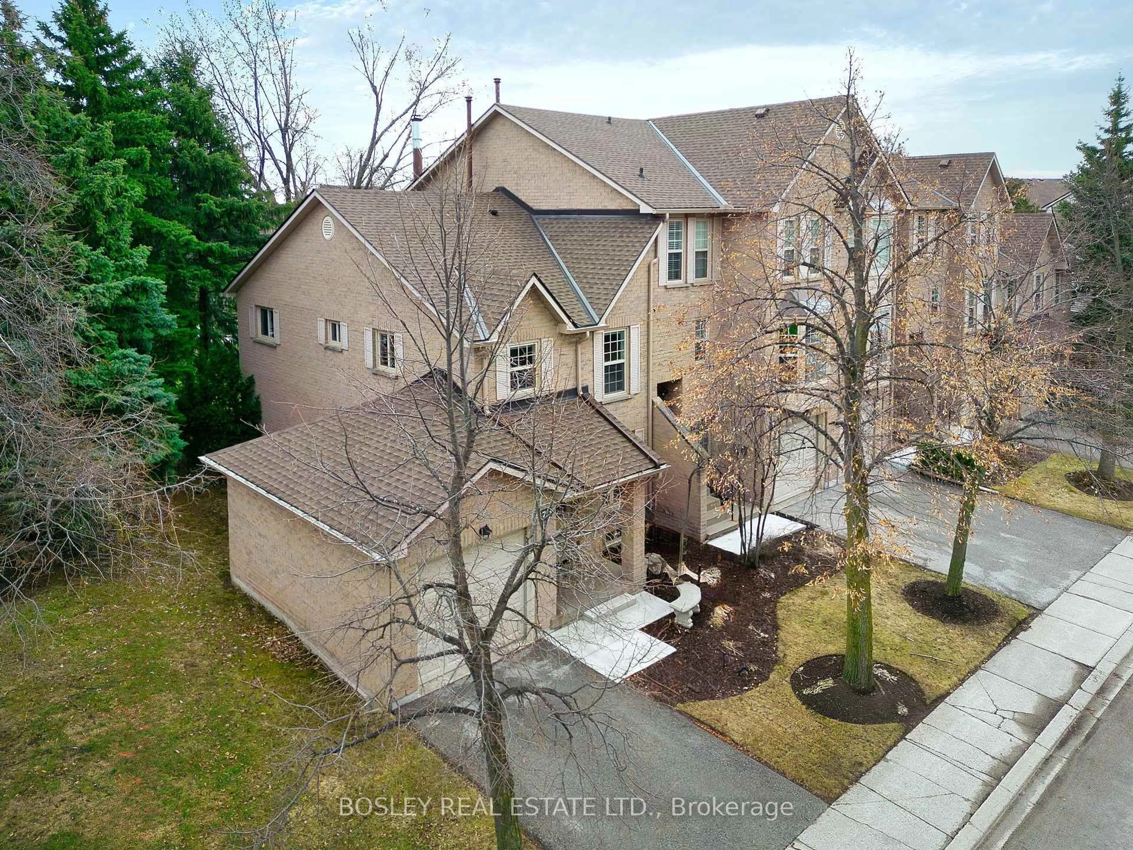 A pic from outside/outdoor area/front of a property/back of a property/a pic from drone, street for 2272 Mowat Ave #76, Oakville Ontario L6H 5L8