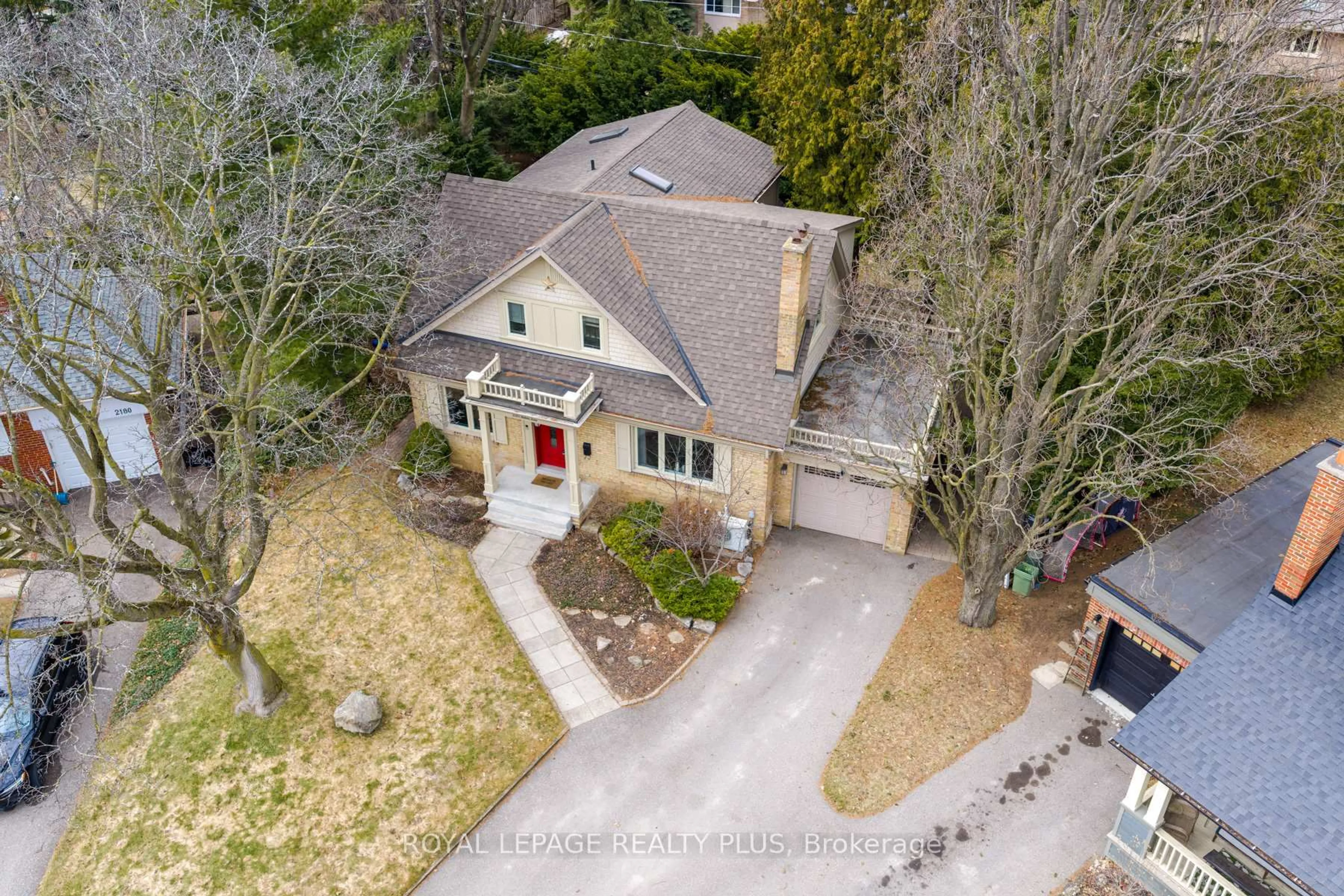 A pic from outside/outdoor area/front of a property/back of a property/a pic from drone, street for 2184 Guthrie Lane, Mississauga Ontario L4Y 1W9