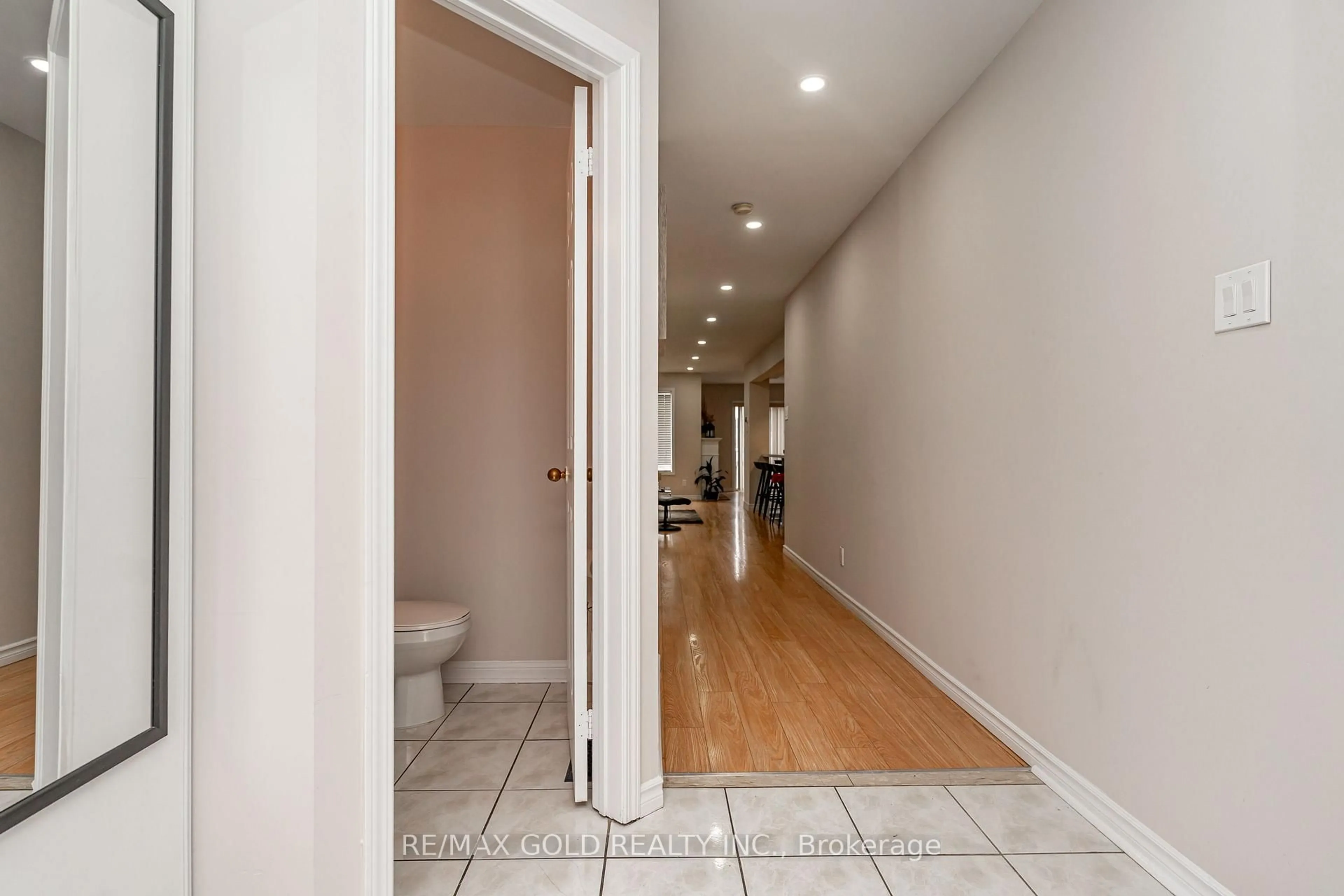 Indoor entryway for 98 Winners Circ, Brampton Ontario L7A 1W2