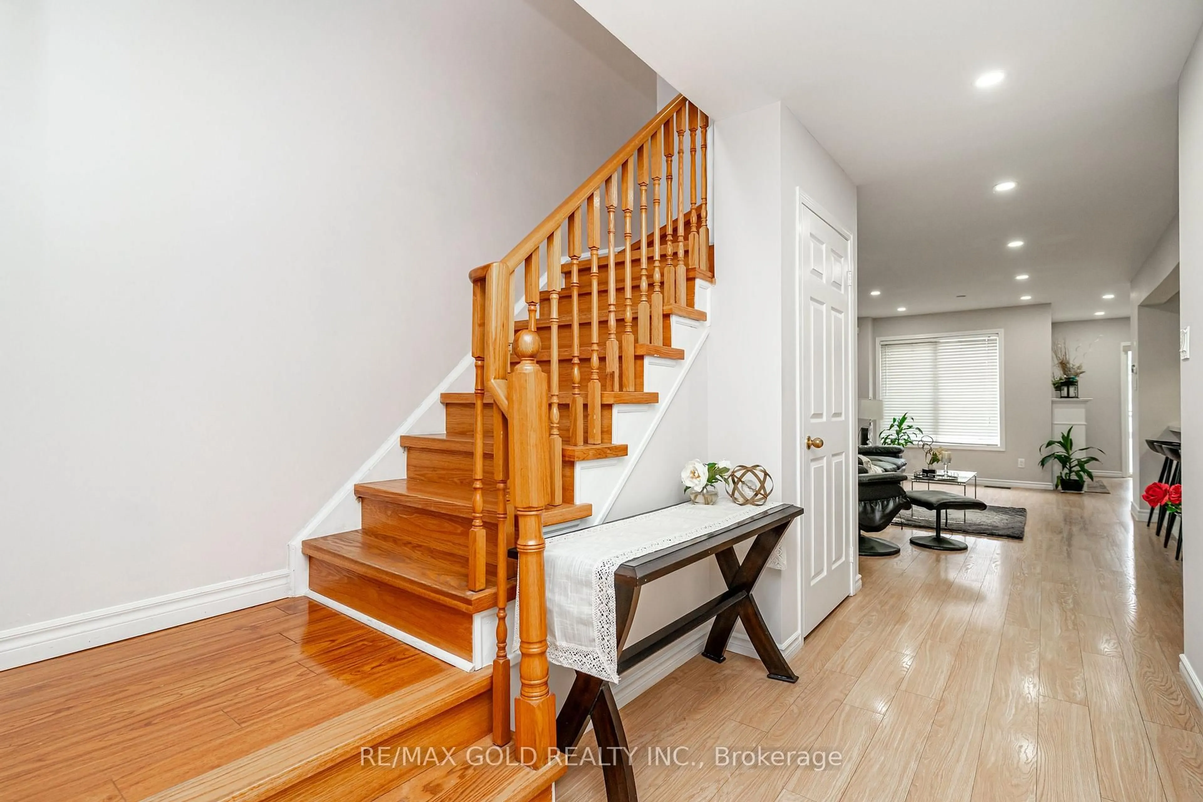 Indoor entryway for 98 Winners Circ, Brampton Ontario L7A 1W2