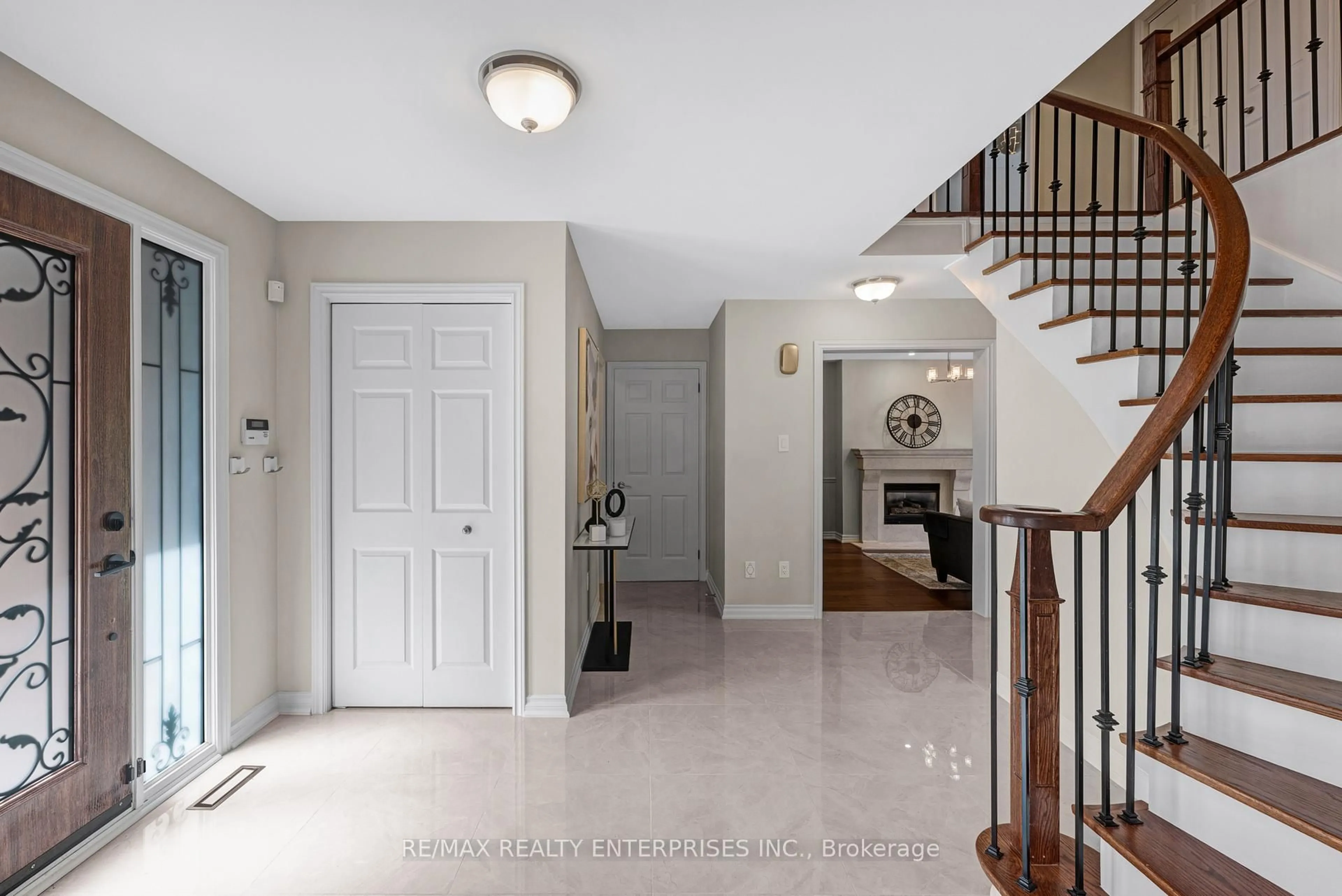Indoor entryway for 1053 Red Pine Cres, Mississauga Ontario L5H 4E4