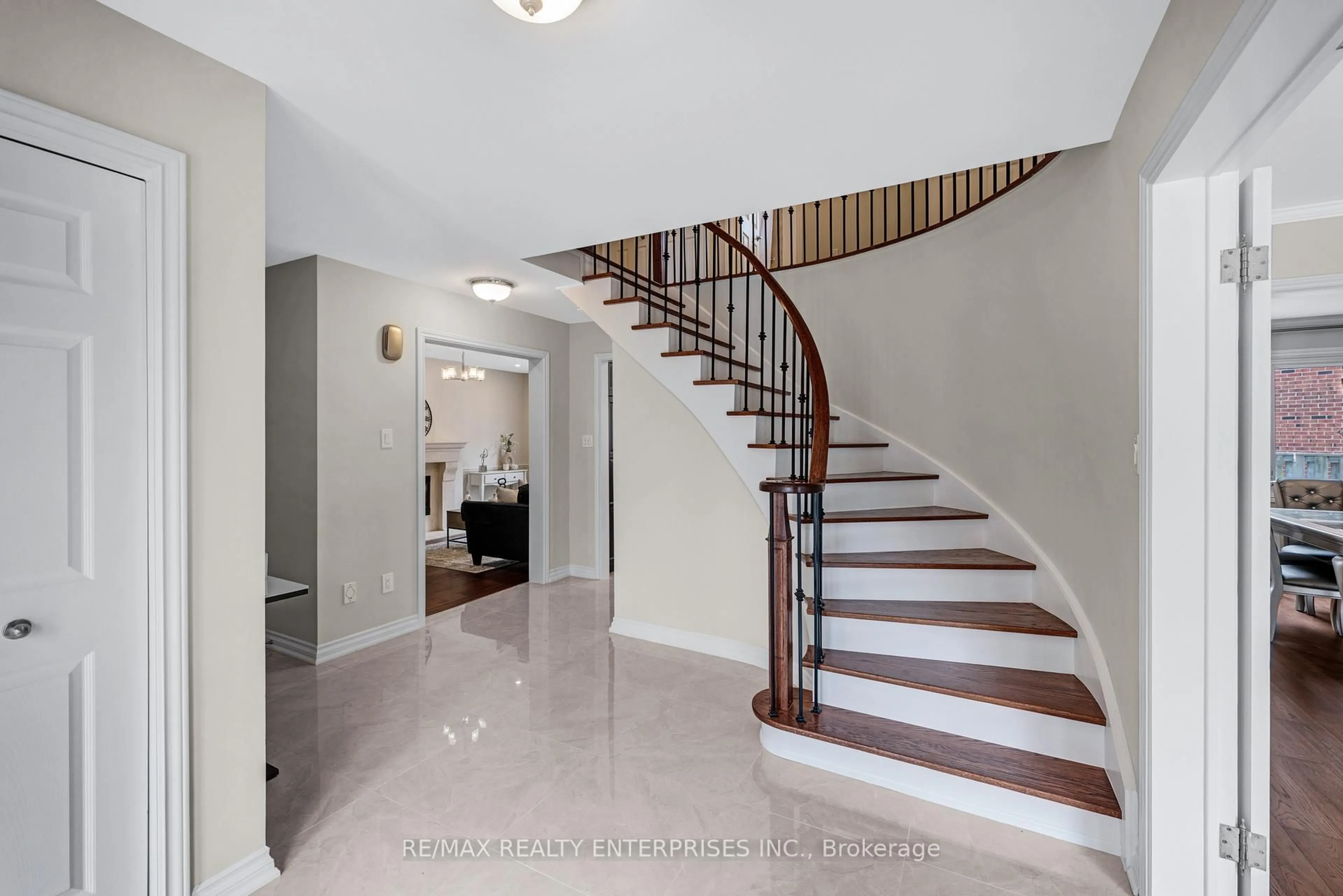 Stairs for 1053 Red Pine Cres, Mississauga Ontario L5H 4E4