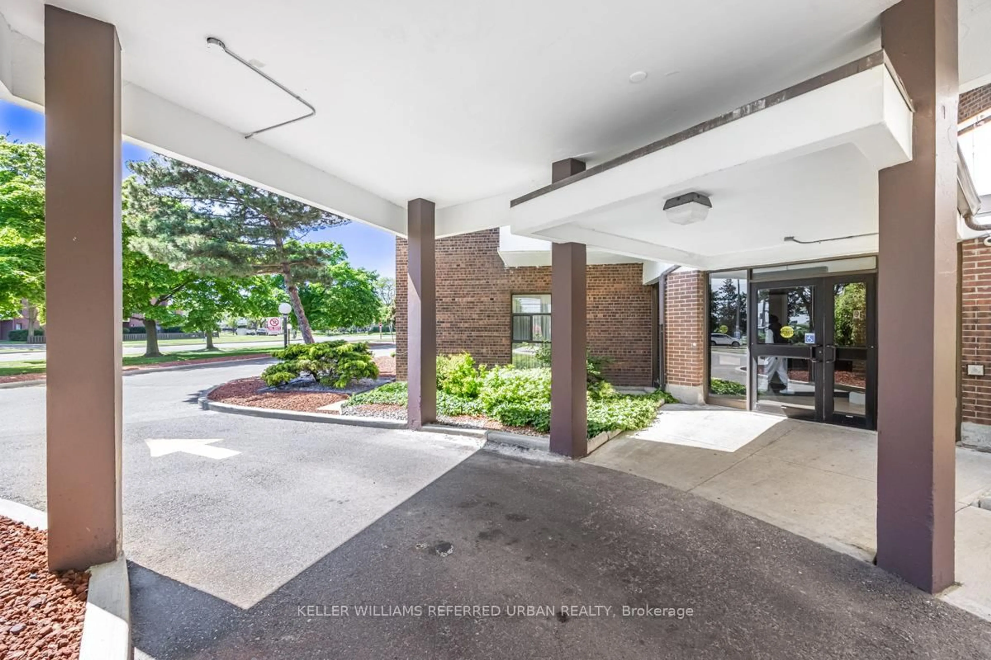 Indoor foyer for 3025 Queen Frederica Dr #1007, Mississauga Ontario L4Y 3A1