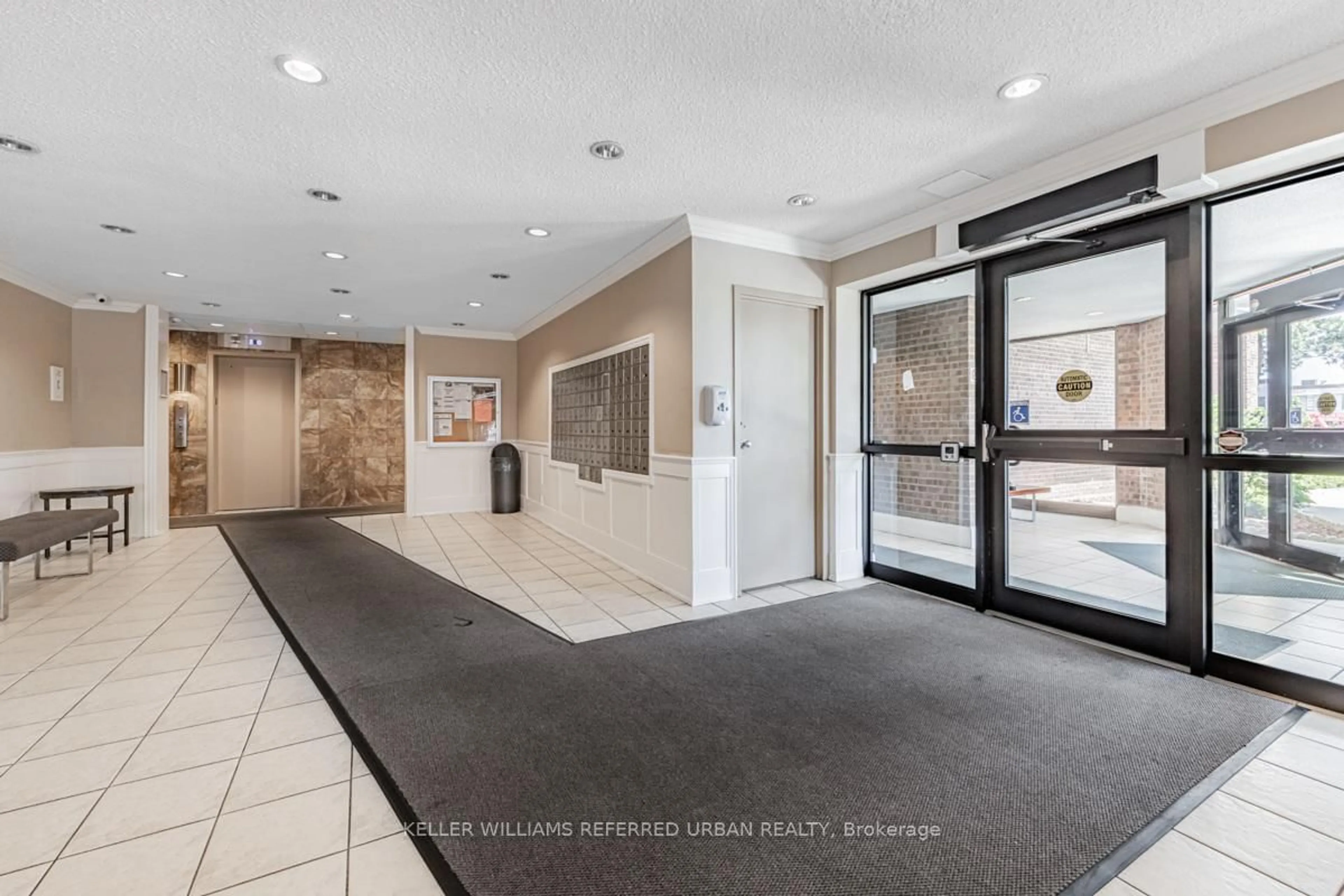 Indoor foyer for 3025 Queen Frederica Dr #1007, Mississauga Ontario L4Y 3A1