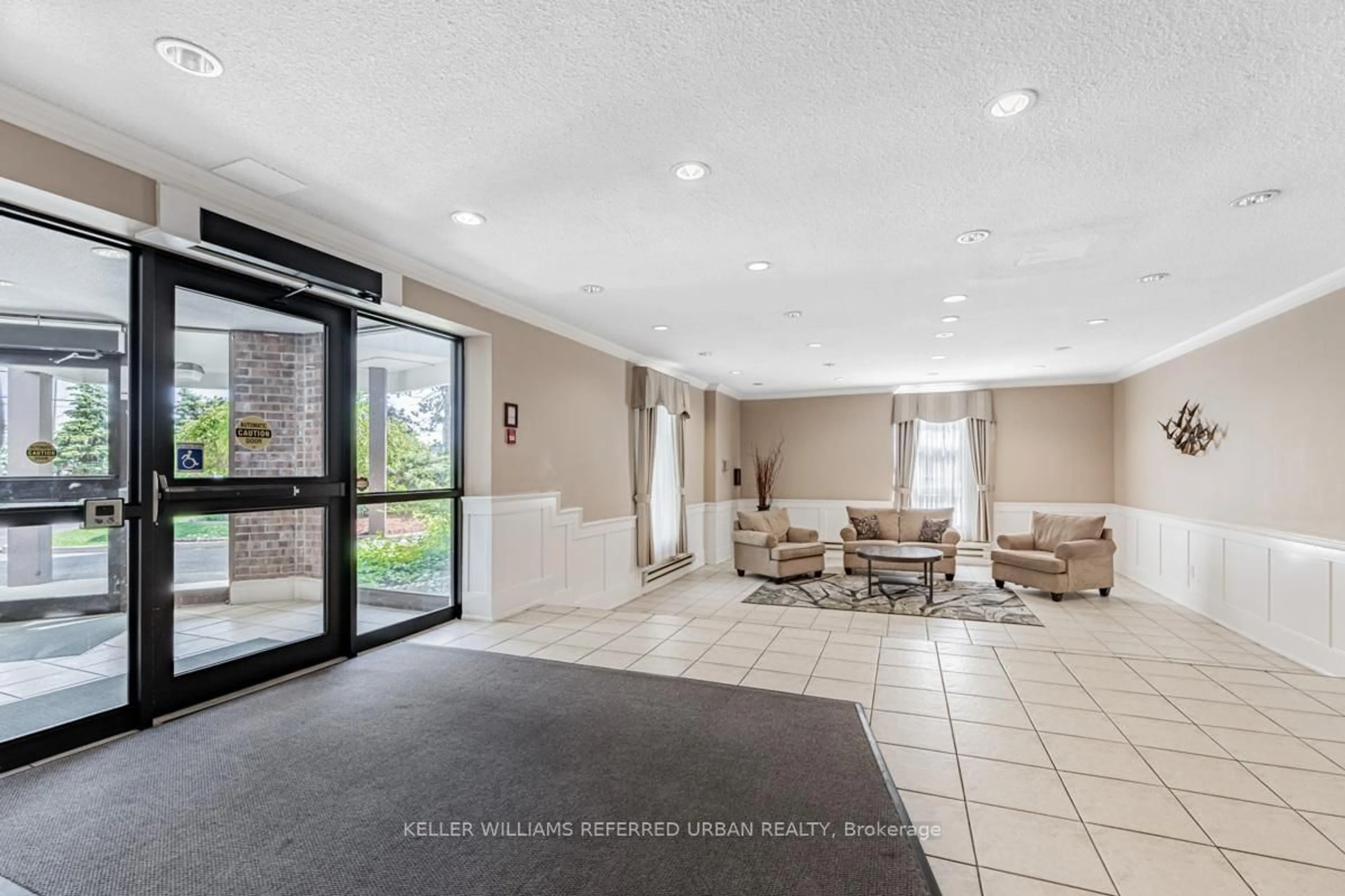 Indoor foyer for 3025 Queen Frederica Dr #1007, Mississauga Ontario L4Y 3A1