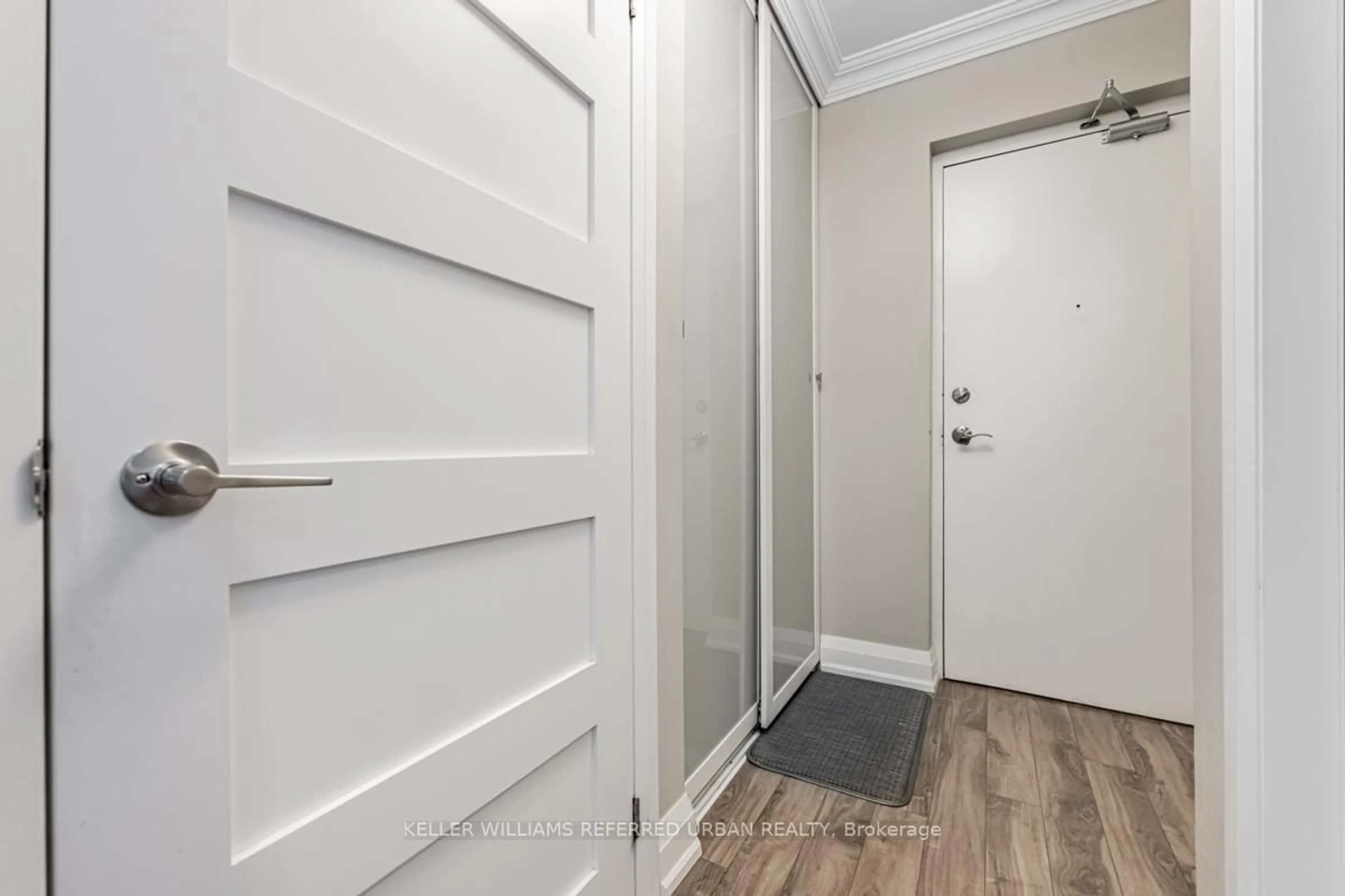 Indoor entryway for 3025 Queen Frederica Dr #1007, Mississauga Ontario L4Y 3A1
