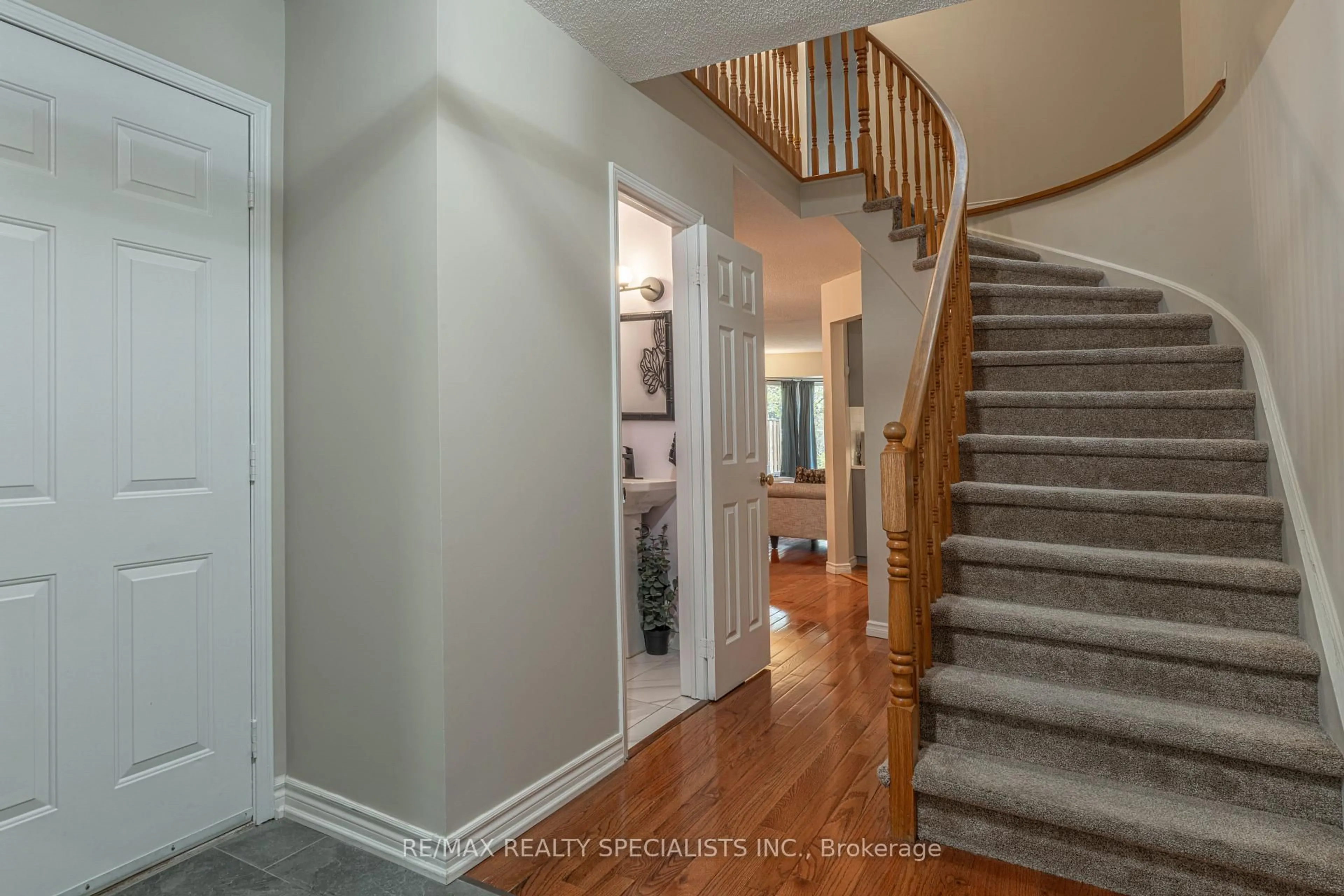 Indoor entryway for 2230 Walkers Line #13, Burlington Ontario L7M 3Y8