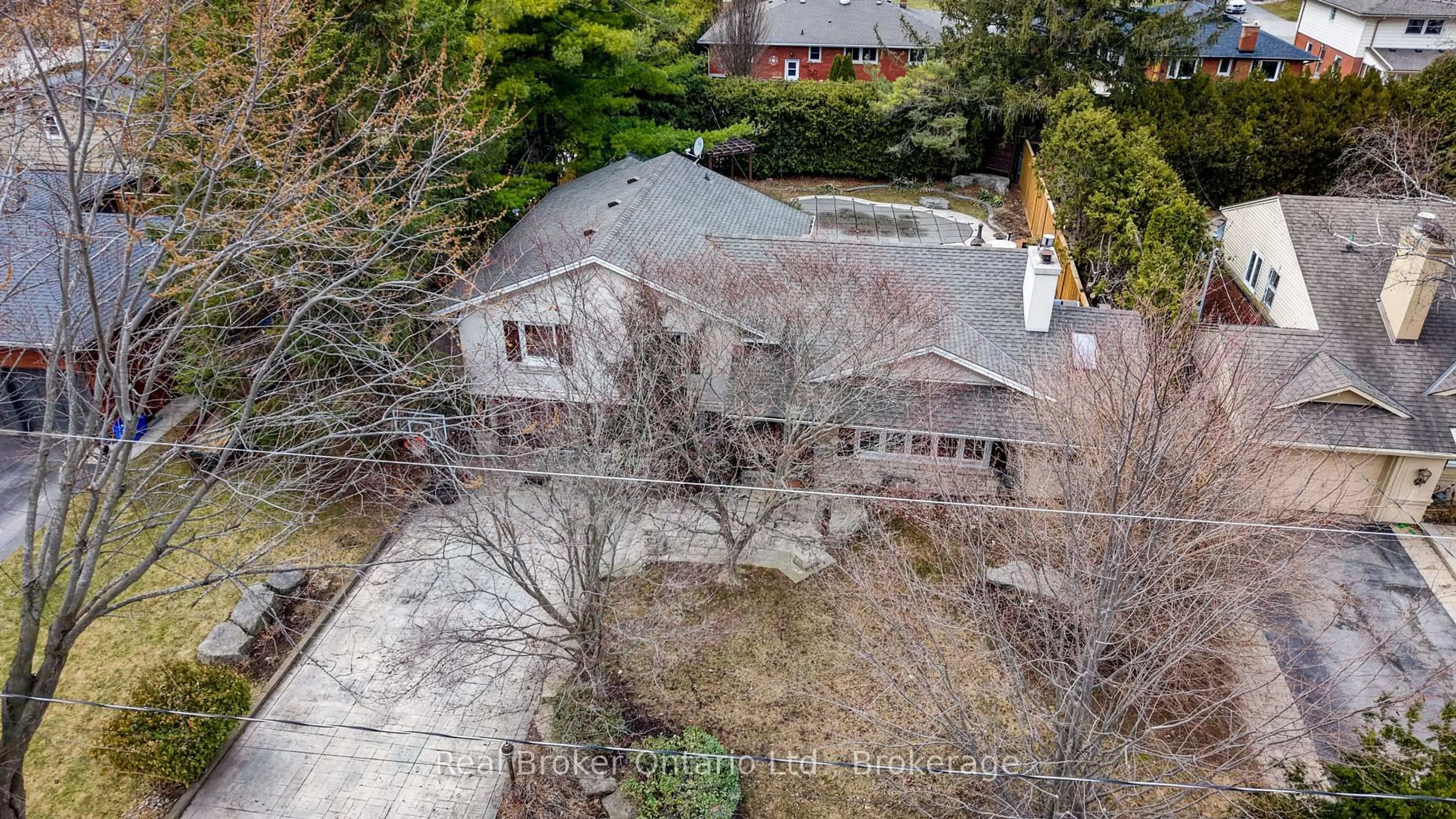 A pic from outside/outdoor area/front of a property/back of a property/a pic from drone, street for 655 Ellengale Rd, Burlington Ontario L7T 3N9