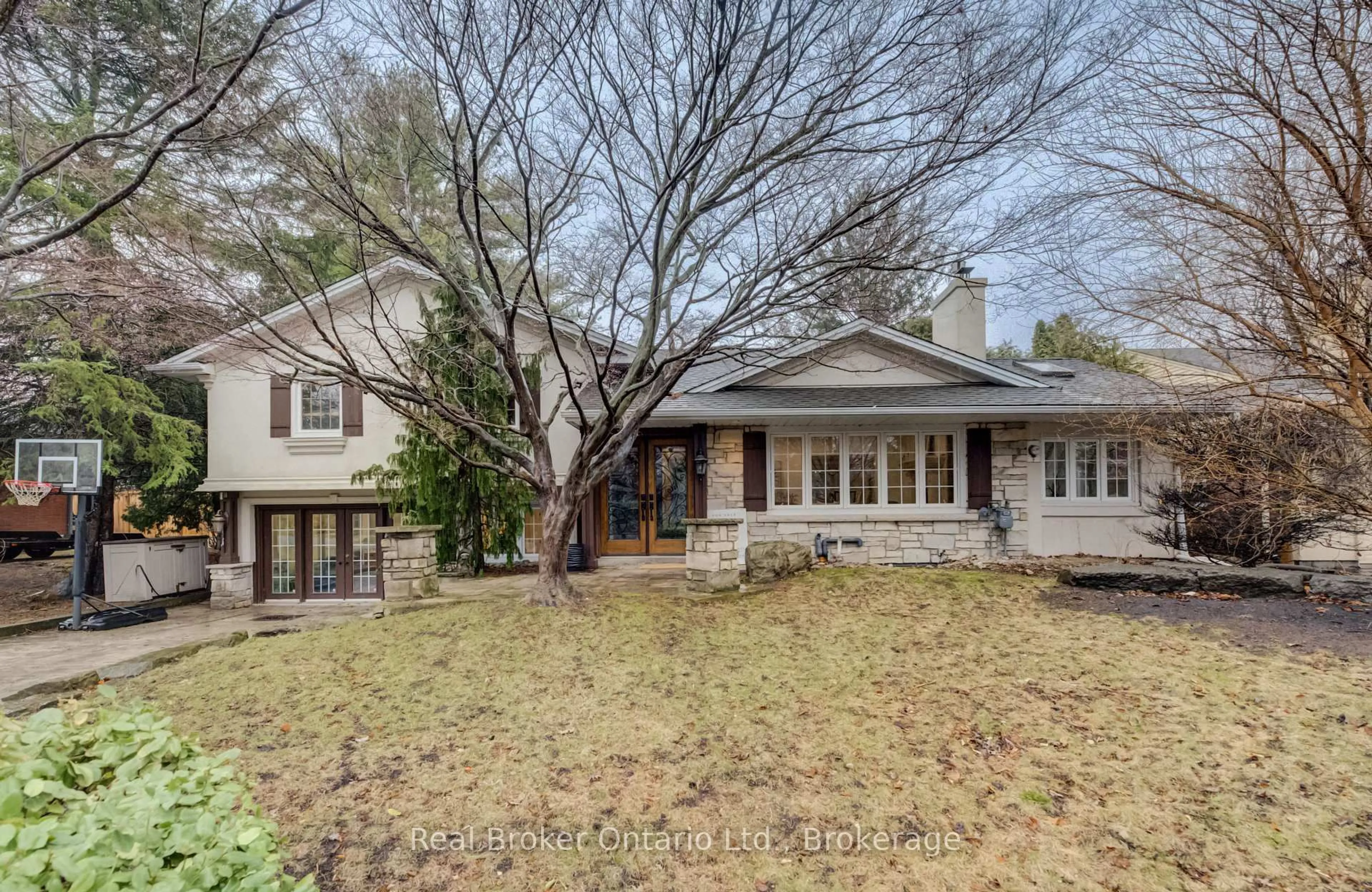 A pic from outside/outdoor area/front of a property/back of a property/a pic from drone, street for 655 Ellengale Rd, Burlington Ontario L7T 3N9