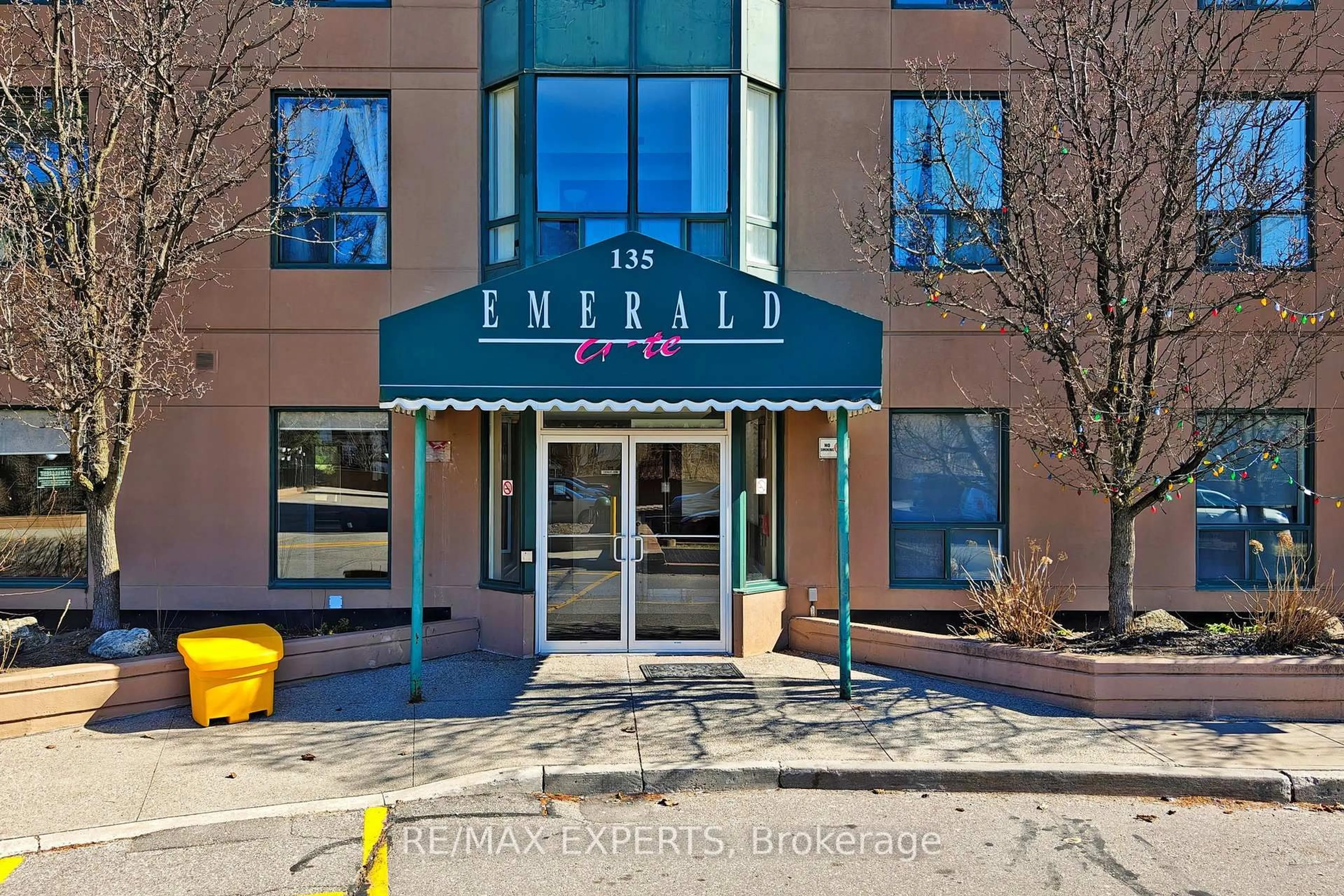 Indoor entryway for 135 Hillcrest Ave #1409, Mississauga Ontario L5B 4B1