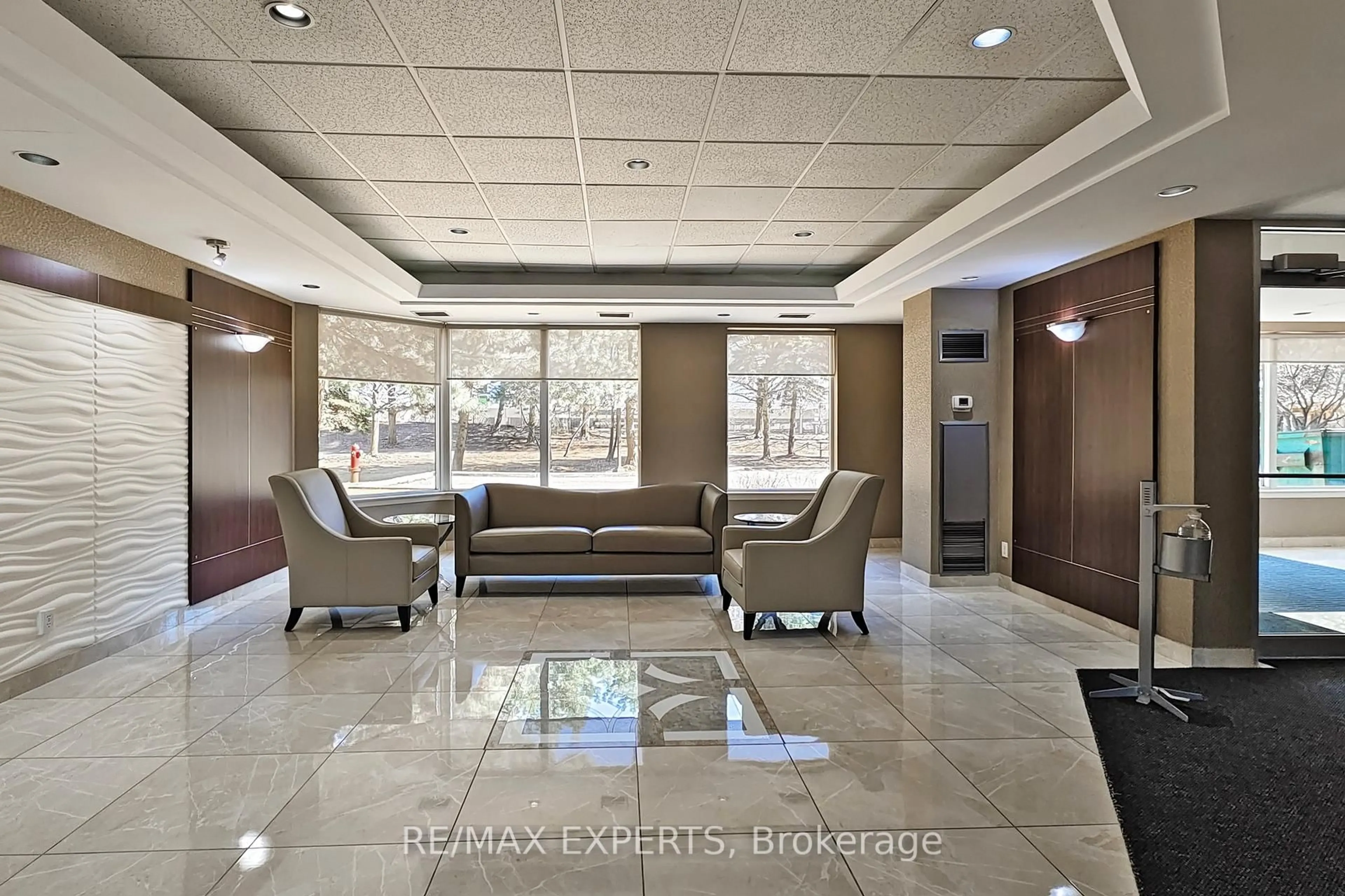 Lobby for 135 Hillcrest Ave #1409, Mississauga Ontario L5B 4B1