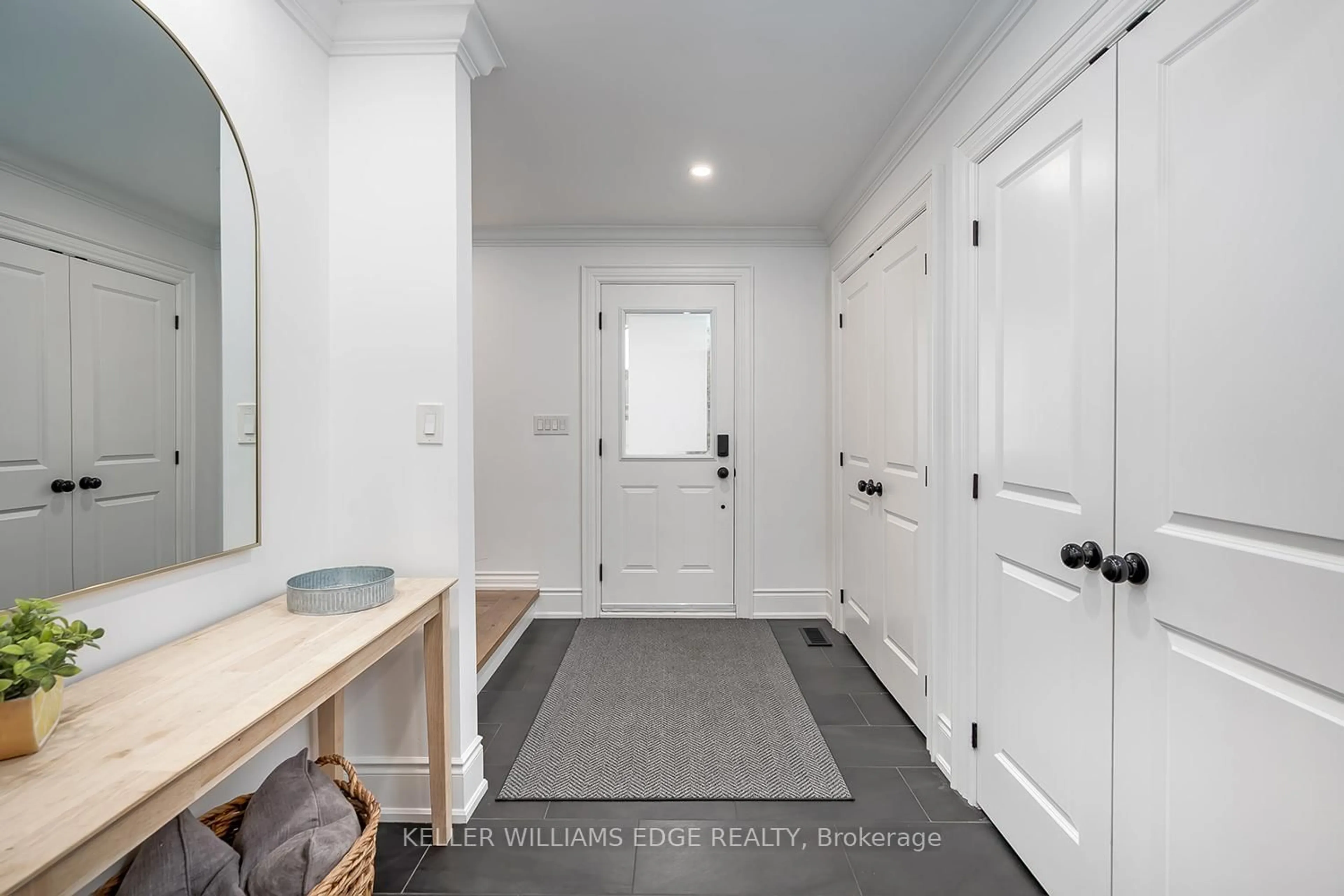 Indoor entryway for 289 BELVENIA Rd, Burlington Ontario L7L 2G5
