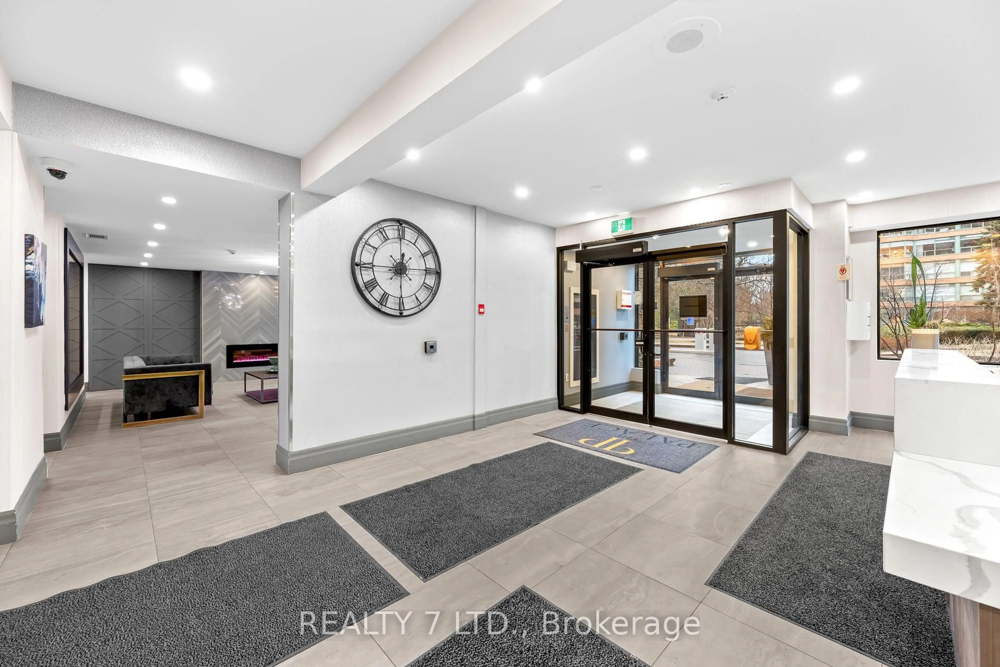 Indoor foyer for 1270 Maple Crossing Blvd #412, Burlington Ontario L7S 2J9