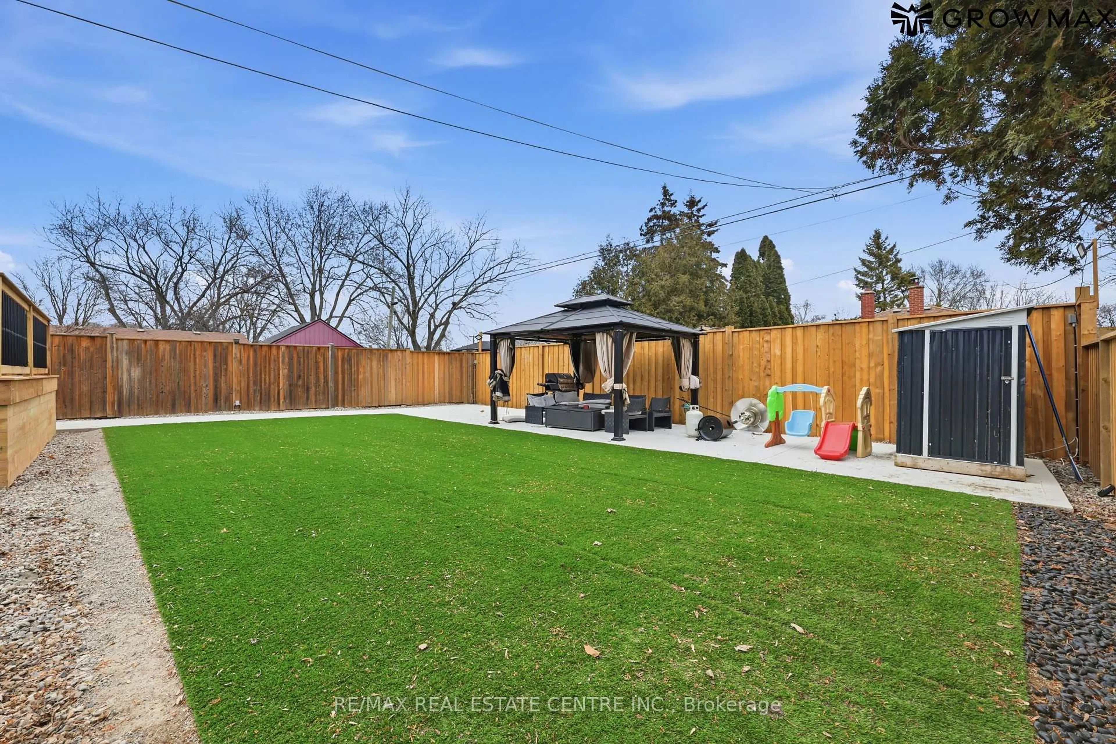 A pic from outside/outdoor area/front of a property/back of a property/a pic from drone, street for 1328 Bunnell Dr, Burlington Ontario L7P 2E1