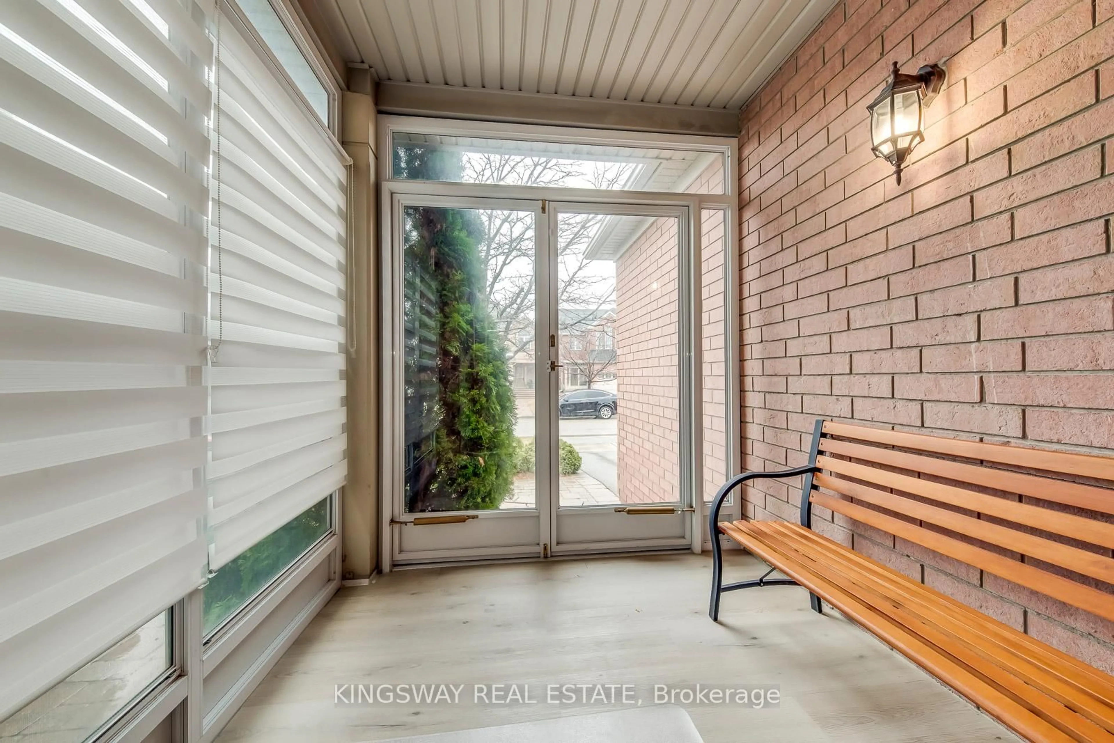 Indoor entryway for 5829 Yachtsman Crossing, Mississauga Ontario L5M 6P1